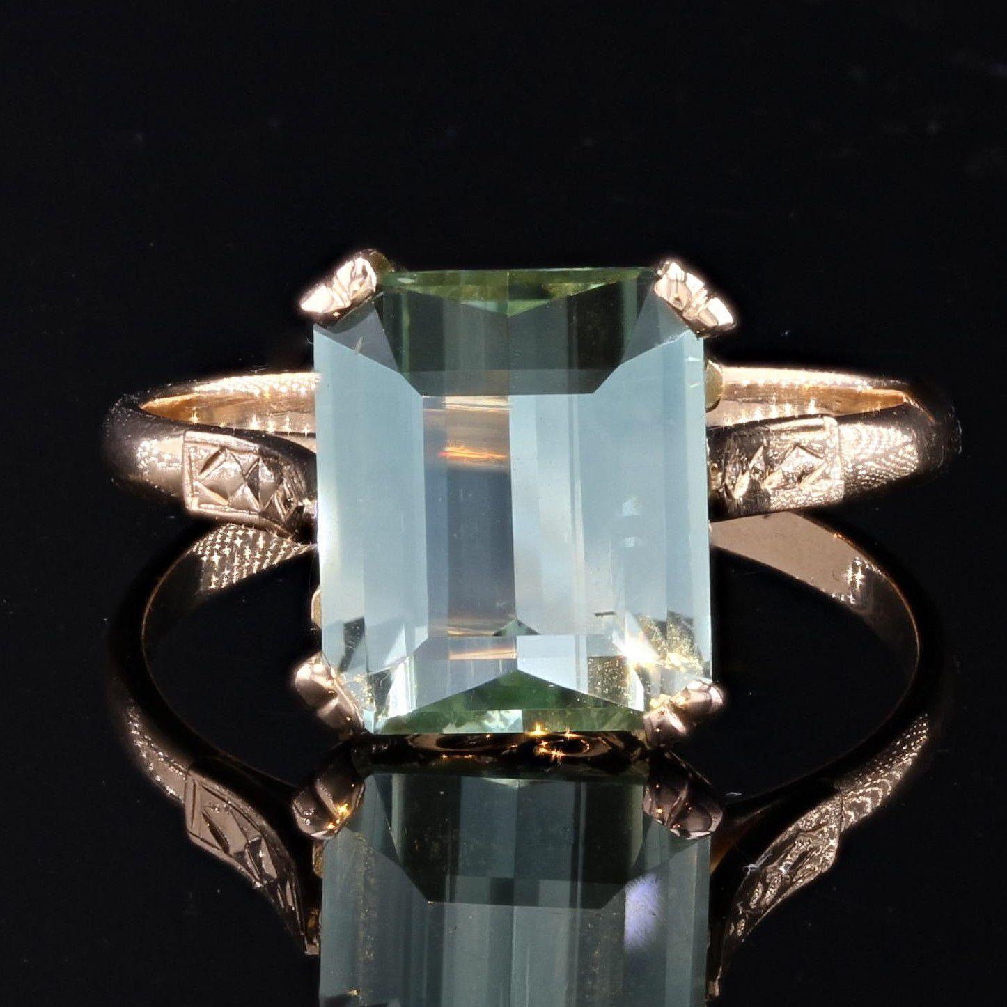 5,52 Karat Wassermint-Turmalin 18 Karat Gelbgold Ring aus den 1960er Jahren (Smaragdschliff)