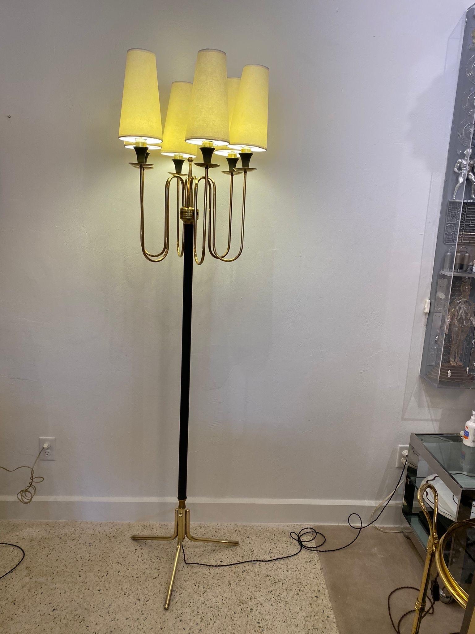 Mid-Century Modern Lampadaire français à 6 lumières en laiton et métal peint des années 1960 en vente