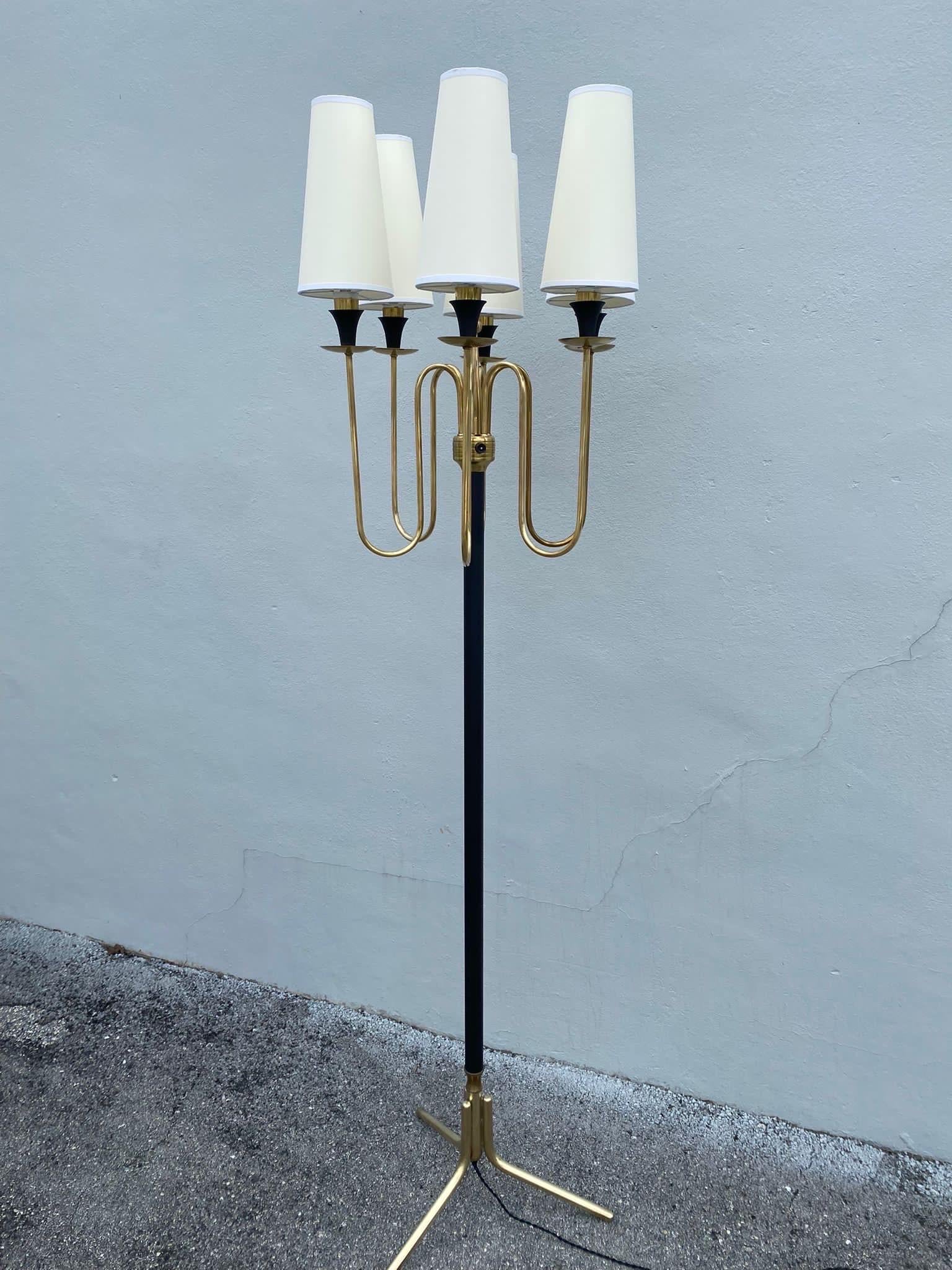 French 1960's 6-Light Brass & Painted Metal Floor Lamp In Good Condition For Sale In East Hampton, NY