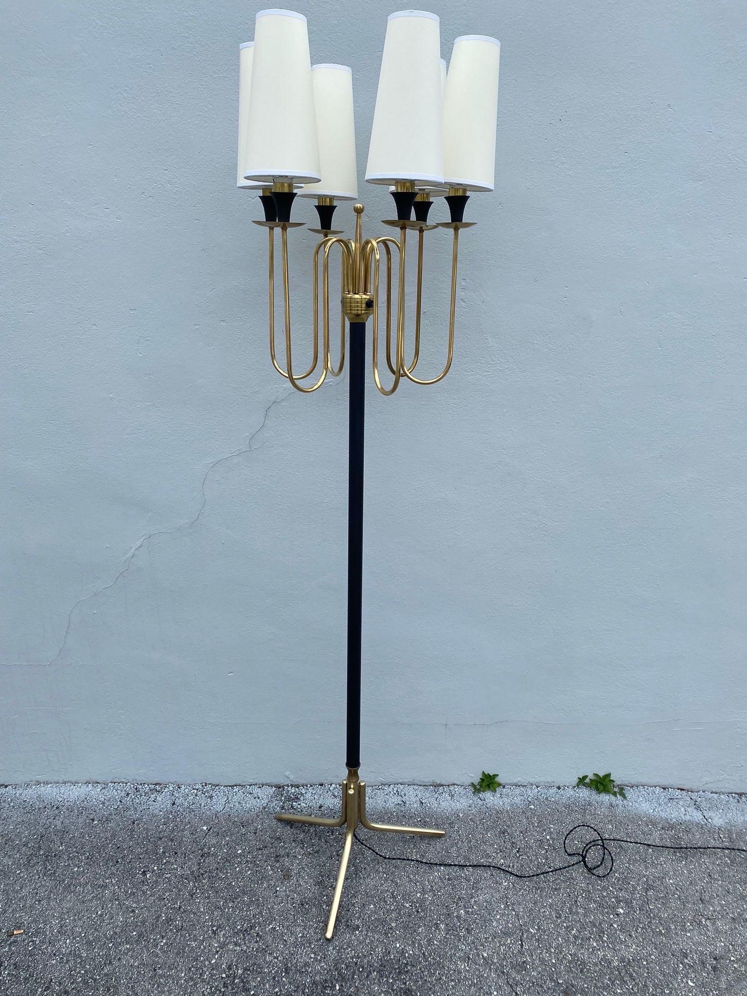 Lampadaire français à 6 lumières en laiton et métal peint des années 1960 en vente 1