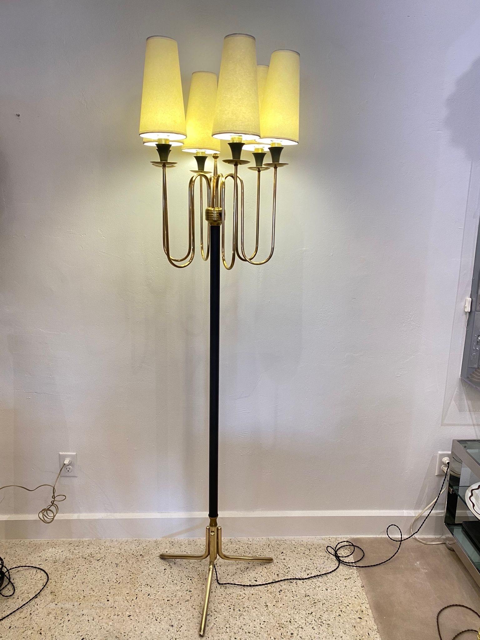 Lampadaire français à 6 lumières en laiton et métal peint des années 1960 en vente 2
