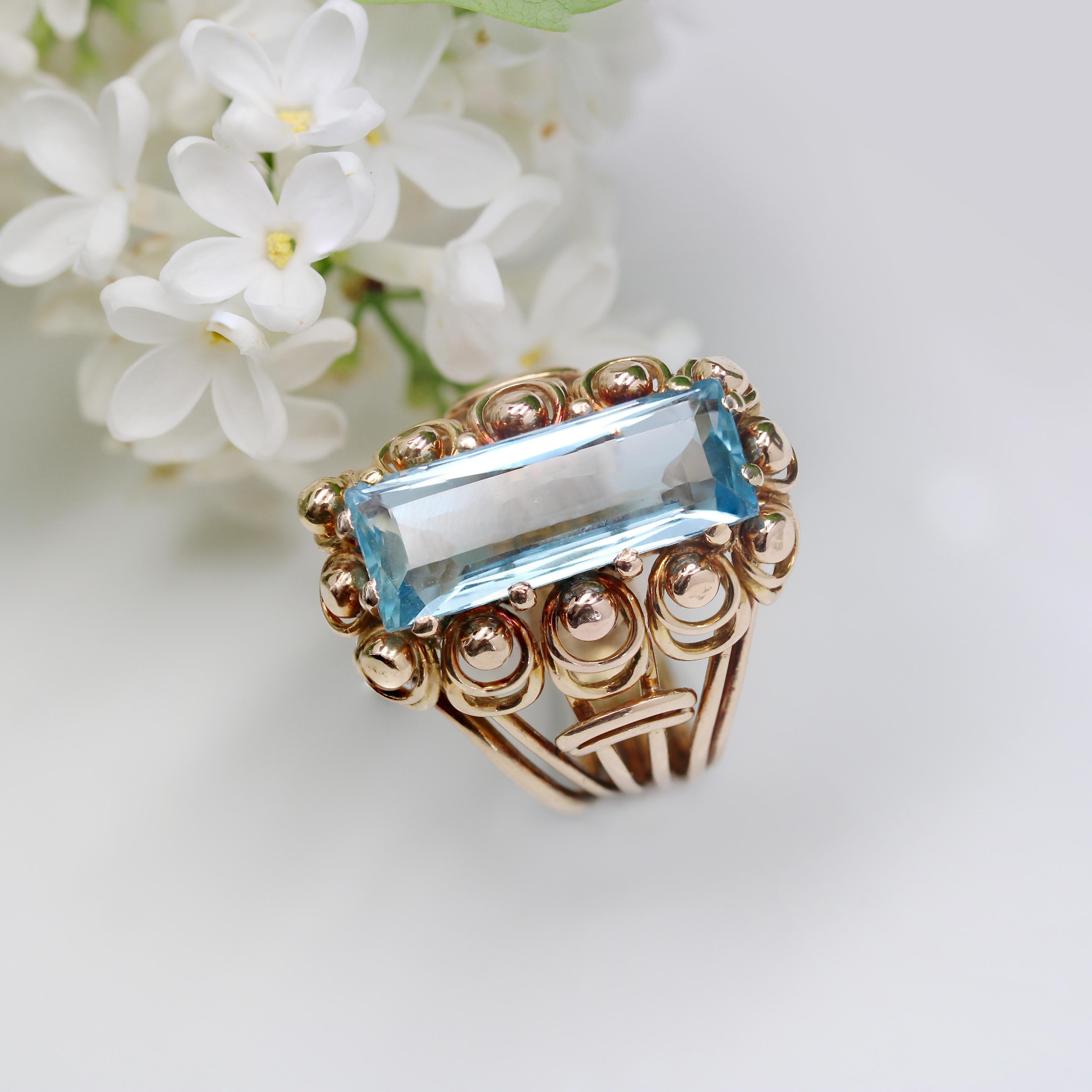 Bague cocktail française des années 1960 en or rose 18 carats avec aigue-marine de 6,20 carats en vente 4