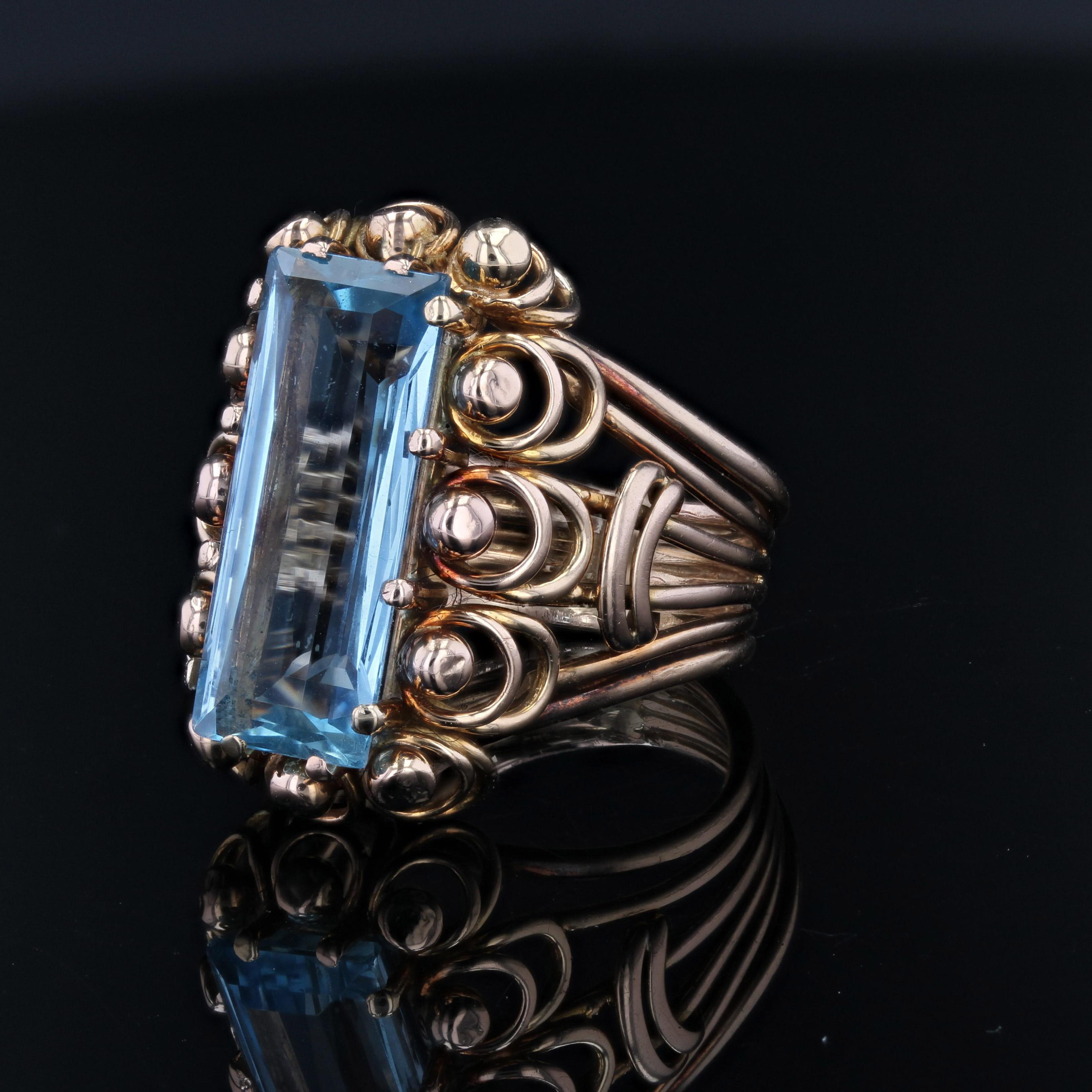 French 1960s 6.20 Carats Aquamarine 18 Karat Rose Gold Cocktail Ring For Sale 1
