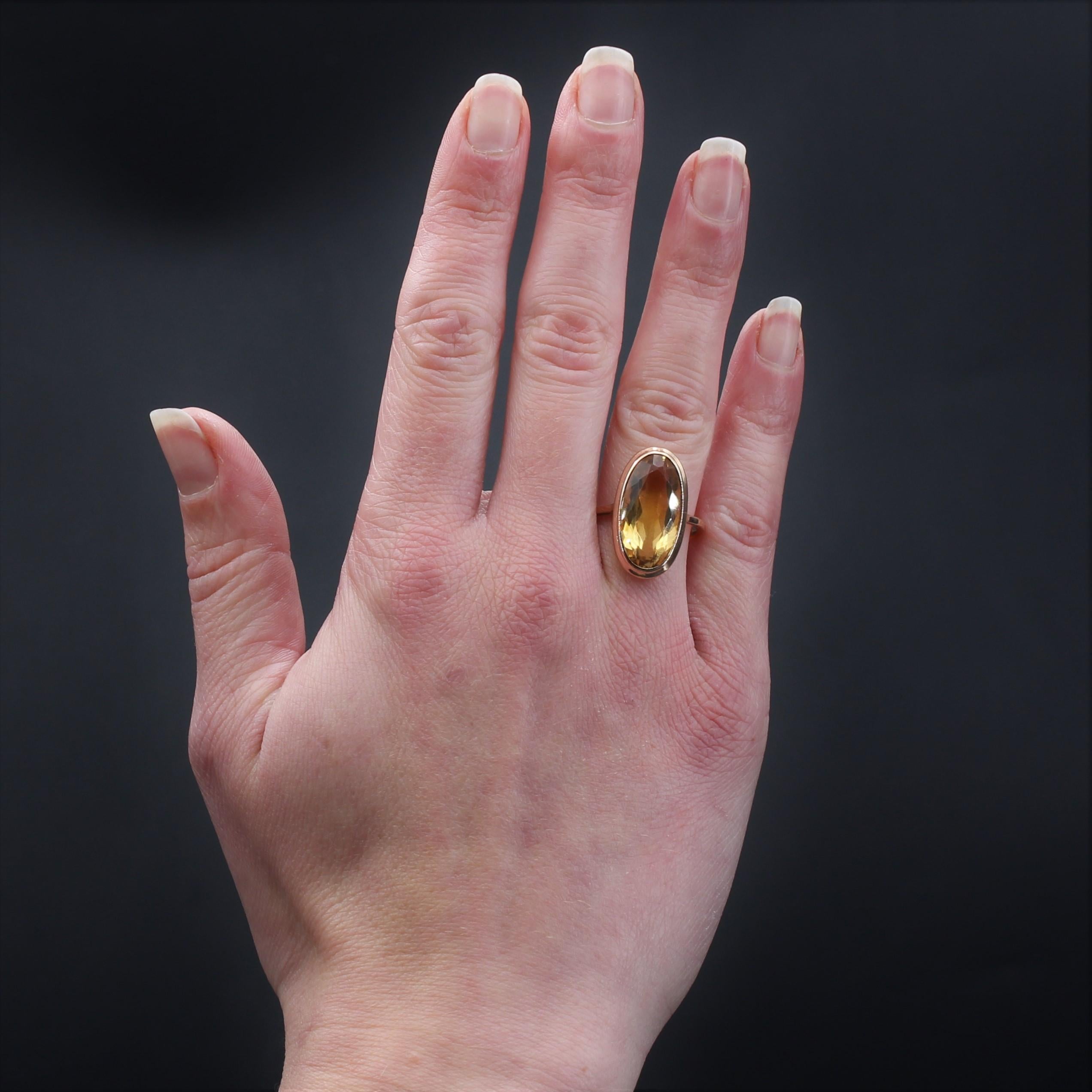 Ring in 18 karat yellow gold, eagle head hallmark.
Retro ring in yellow gold, it is set closed of an oval citrine.
Weight of the citrine : 6,50 carats approximately. Small chips on the edges of the citrine.
Height : 2,2 cm approximately, width :