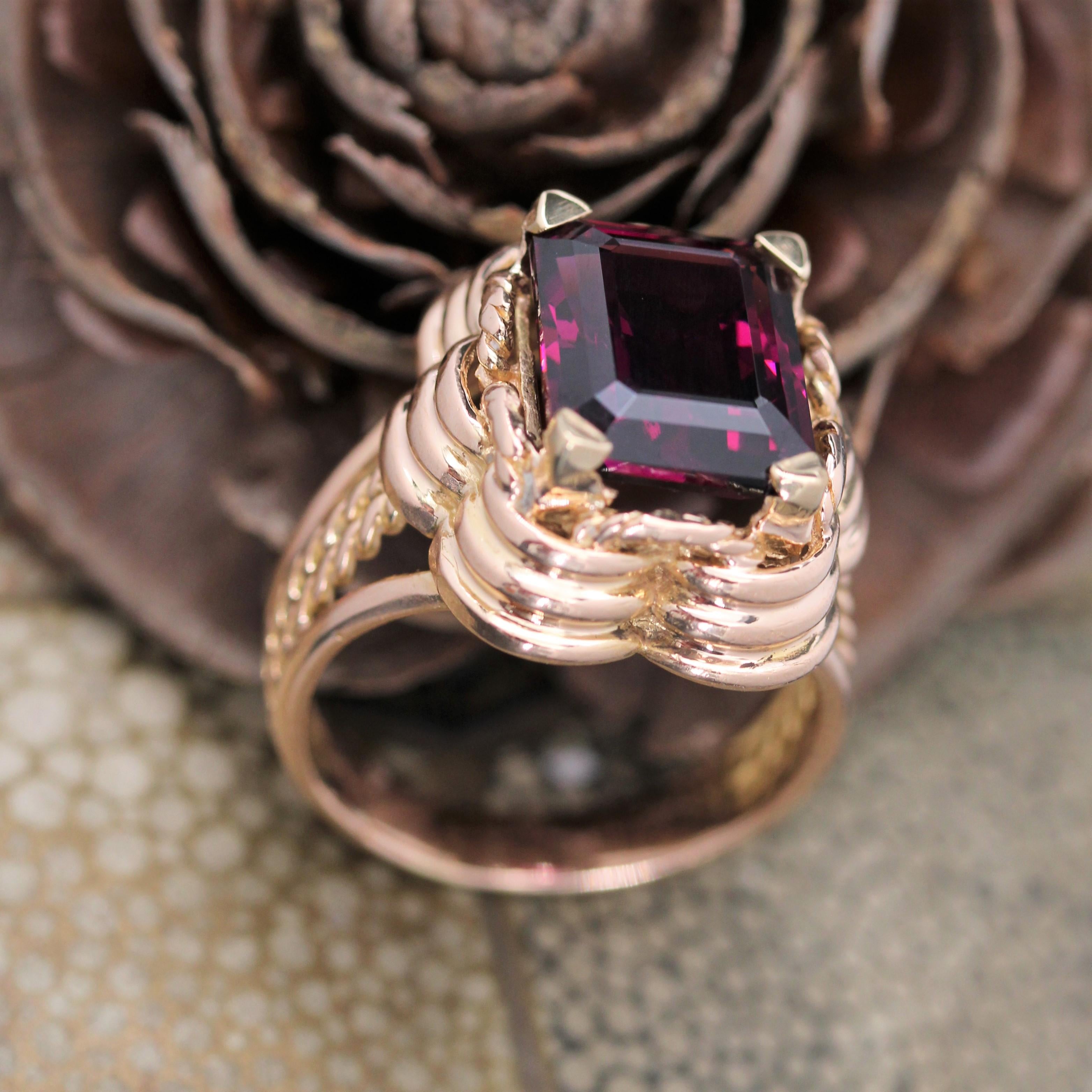 French 1960s 7.37 Carat Rhodolite Garnet 18 Karat Rose Gold Ring For Sale 3