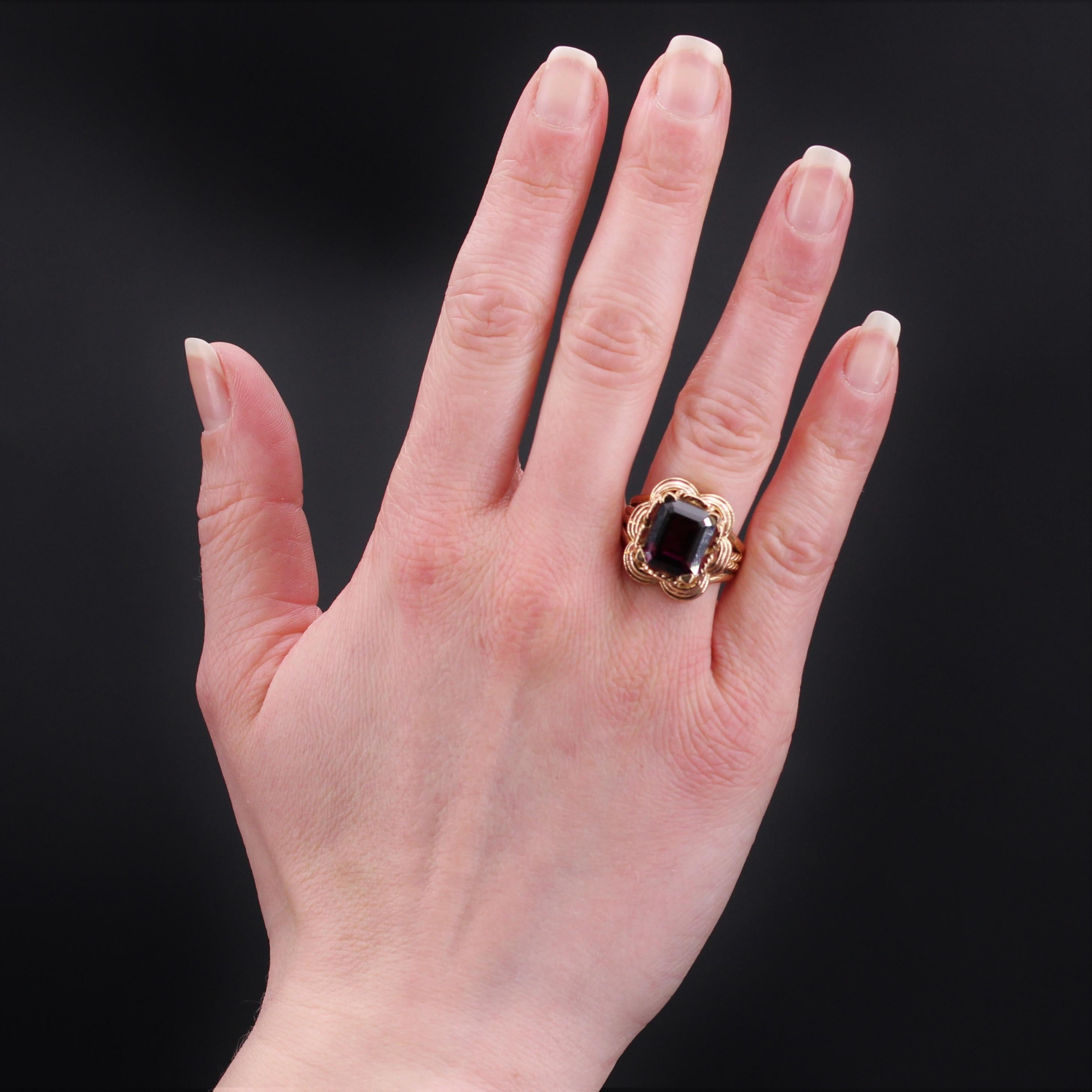 Ring aus 18 Karat Roségold, Adlerkopfpunze.
Wichtiger Retro-Roségoldring, sein Ring besteht aus 4 Golddrähten, die sich an der Basis treffen, wobei die 2 zentralen Drähte verdreht sind. Sie tragen einen Korb, der mit einem Korbgeflecht verziert ist