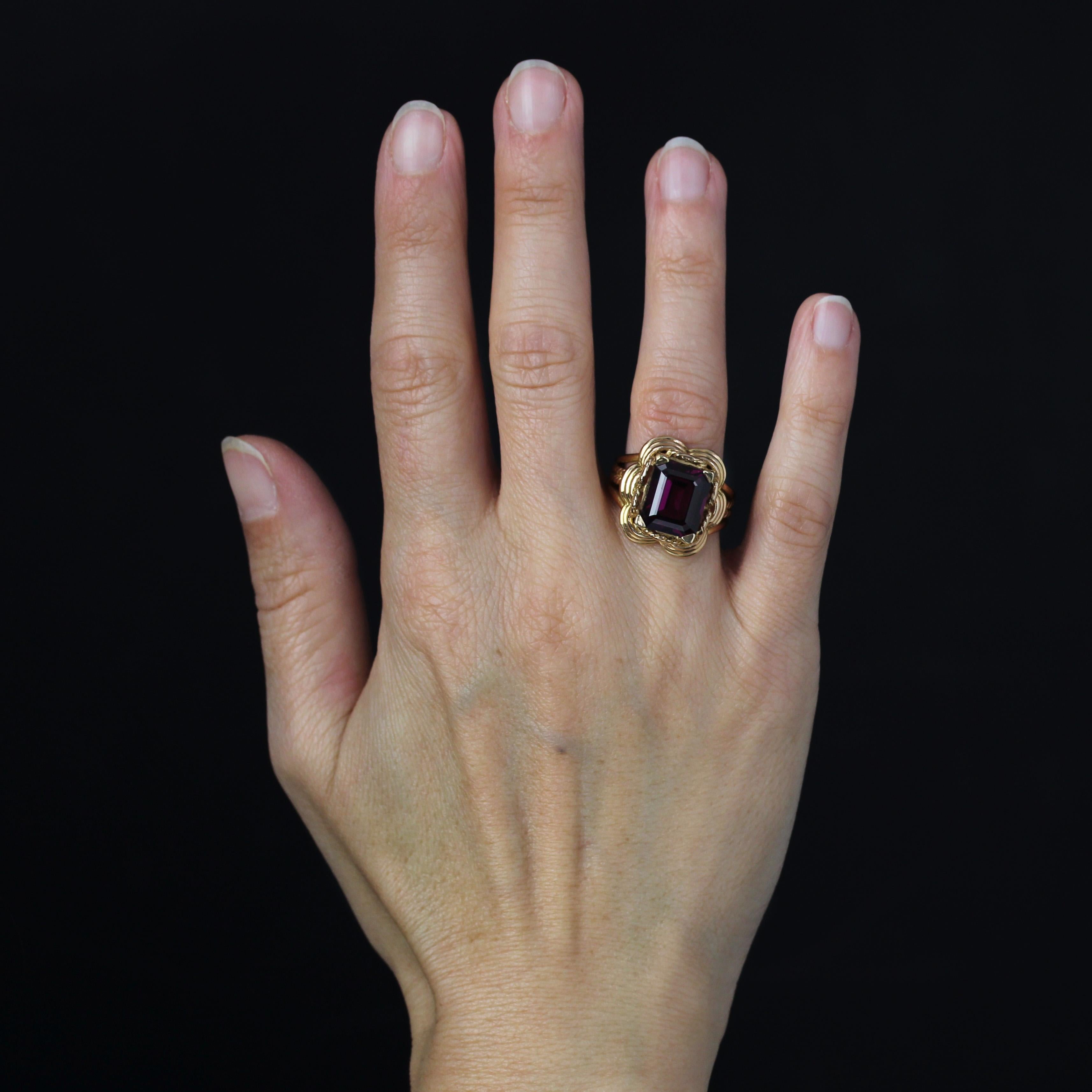 Bague en or rose 18 carats, poinçon tête d'aigle.
Importante bague rétro en or rose, son anneau est formé de 4 fils d'or qui se rejoignent à la base, les 2 centraux étant torsadés. Elles soutiennent un panier décoré d'une vannerie, et surmonté d'un