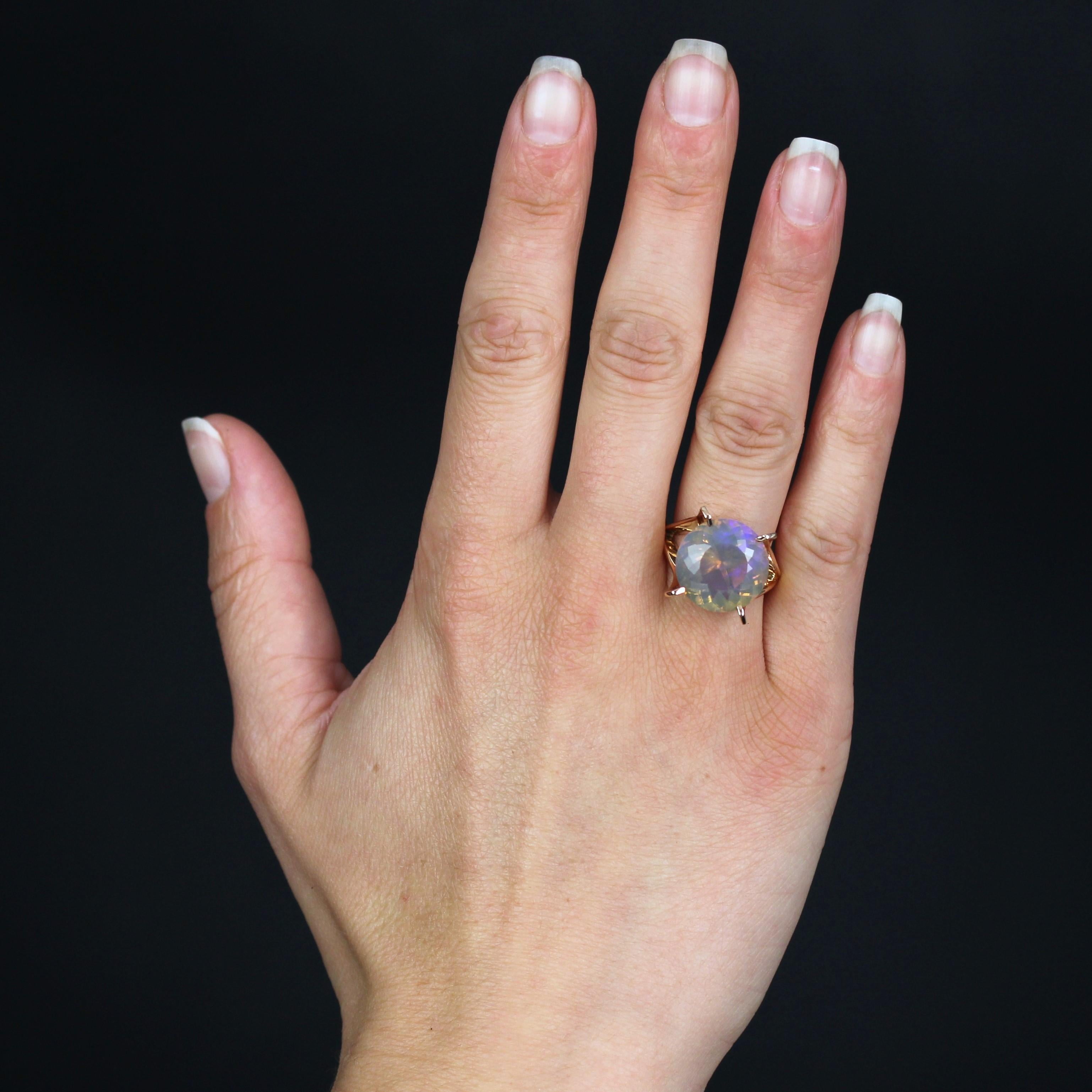 Ring in 18 karat rose gold, eagle head hallmark.
An incredible vintage ring, its airy setting is formed of gold blades that end at the top with 4 spiked claws holding a translucent faceted round opal.
Total weight of the opal : 8.08 carats