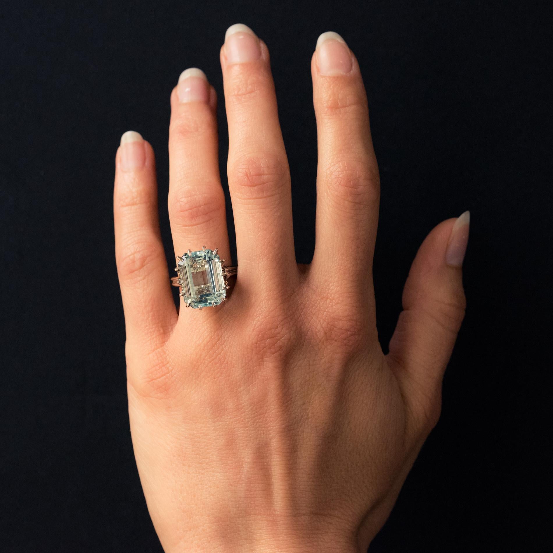 Ring in 18 karat white gold, eagle's head hallmark.
Superb solitary ring, the mounting made of gold threads holds in claws an emerald-cut aquamarine.
Weight of the aquamarine: 9 carat approximately.
Height: 15.5 mm, width: 11.7 mm, thickness: 11.6