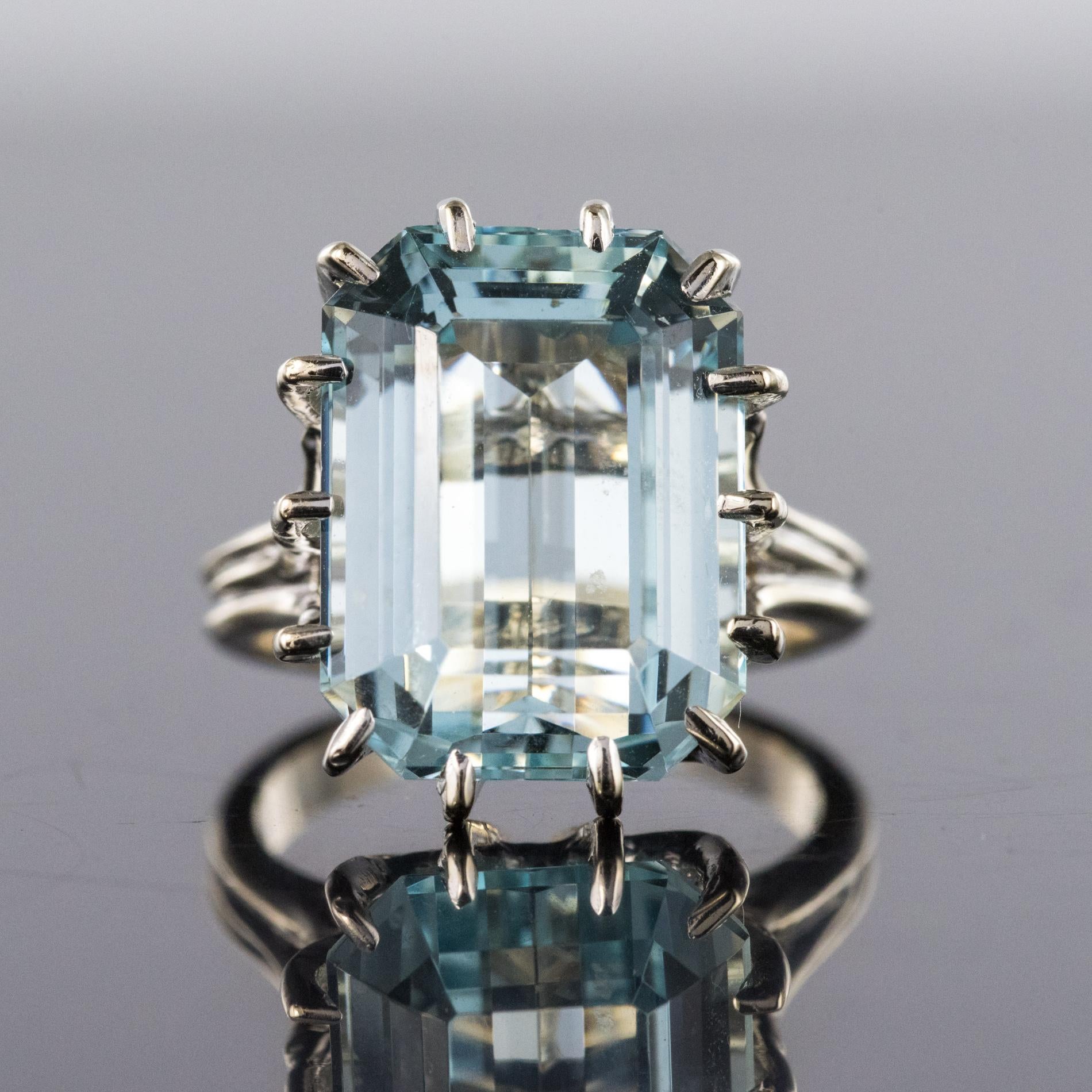 Emerald Cut French 1960s 9 Carat Aquamarine Claws Set 18 Karat White Gold Ring