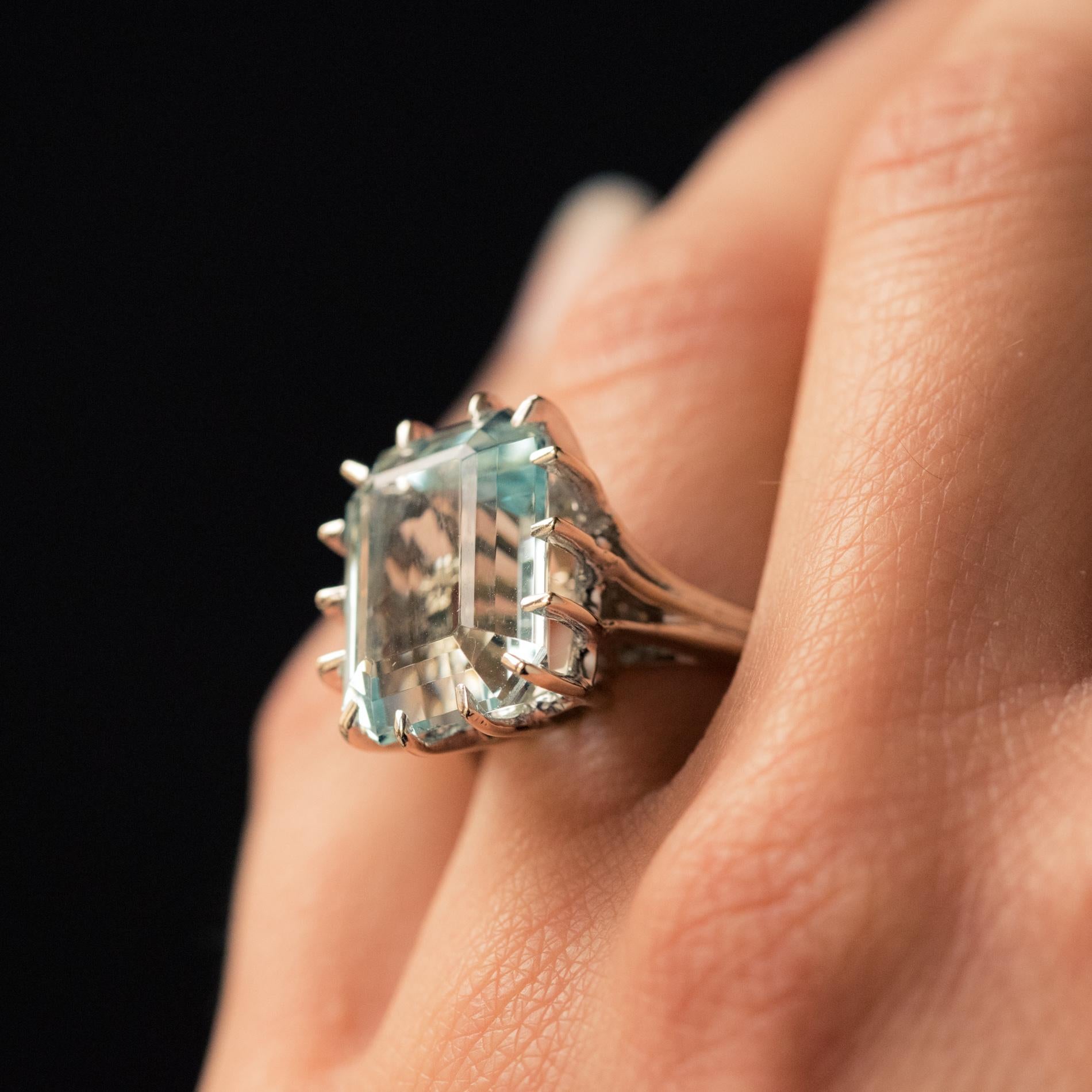 French 1960s 9 Carat Aquamarine Claws Set 18 Karat White Gold Ring In Good Condition In Poitiers, FR