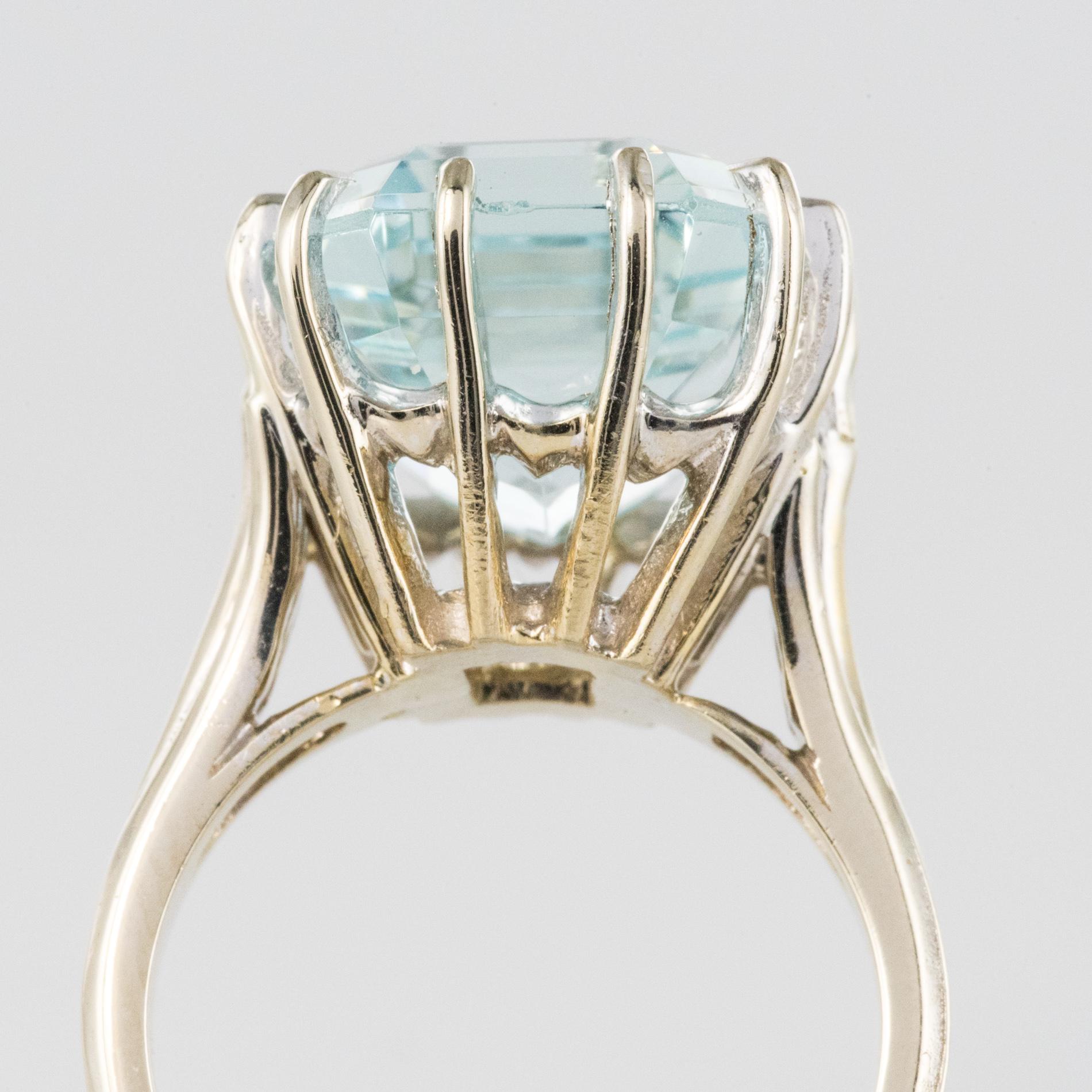 Women's French 1960s 9 Carat Aquamarine Claws Set 18 Karat White Gold Ring