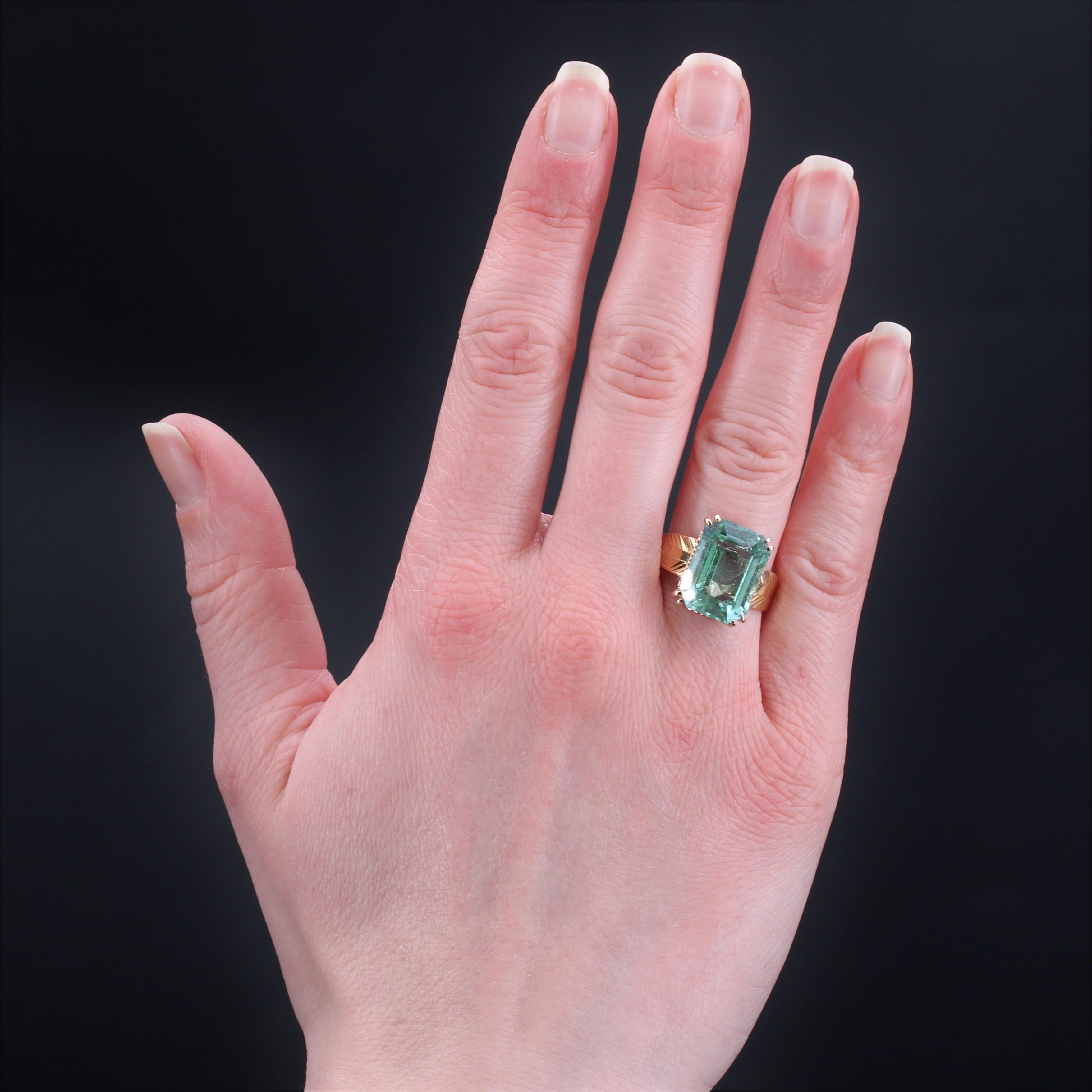 Ring in 18 karat rose gold, eagle head hallmark.
Sublime and rare retro ring, it is decorated in solitaire with a sublime and limpid green emerald- cut beryl. The setting and the ring are engraved with small stripes stylizing two feathers.
Weight of