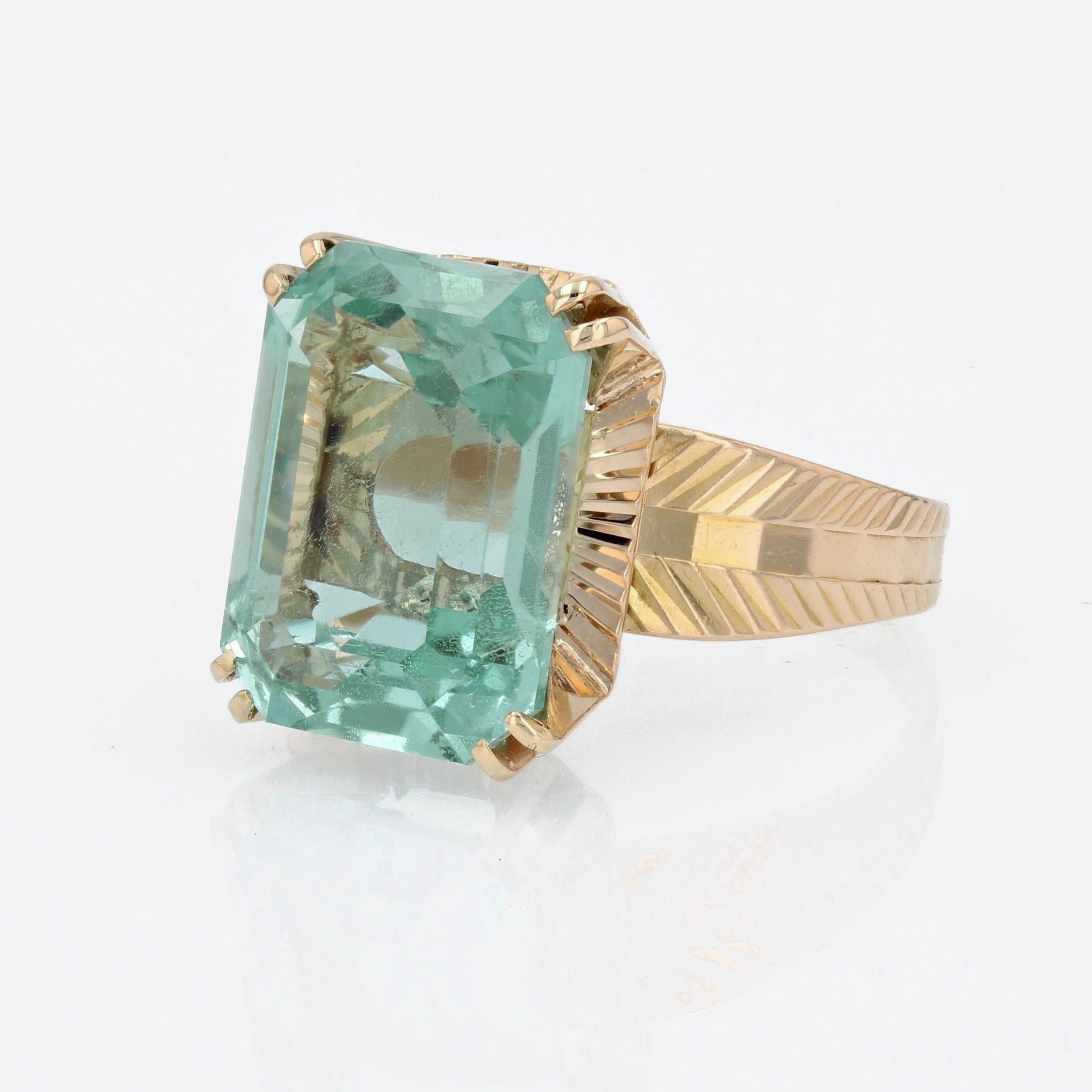 French 1960s 9.07 Carat Green Beryl 18 Karat Rose Gold Ring In Excellent Condition In Poitiers, FR