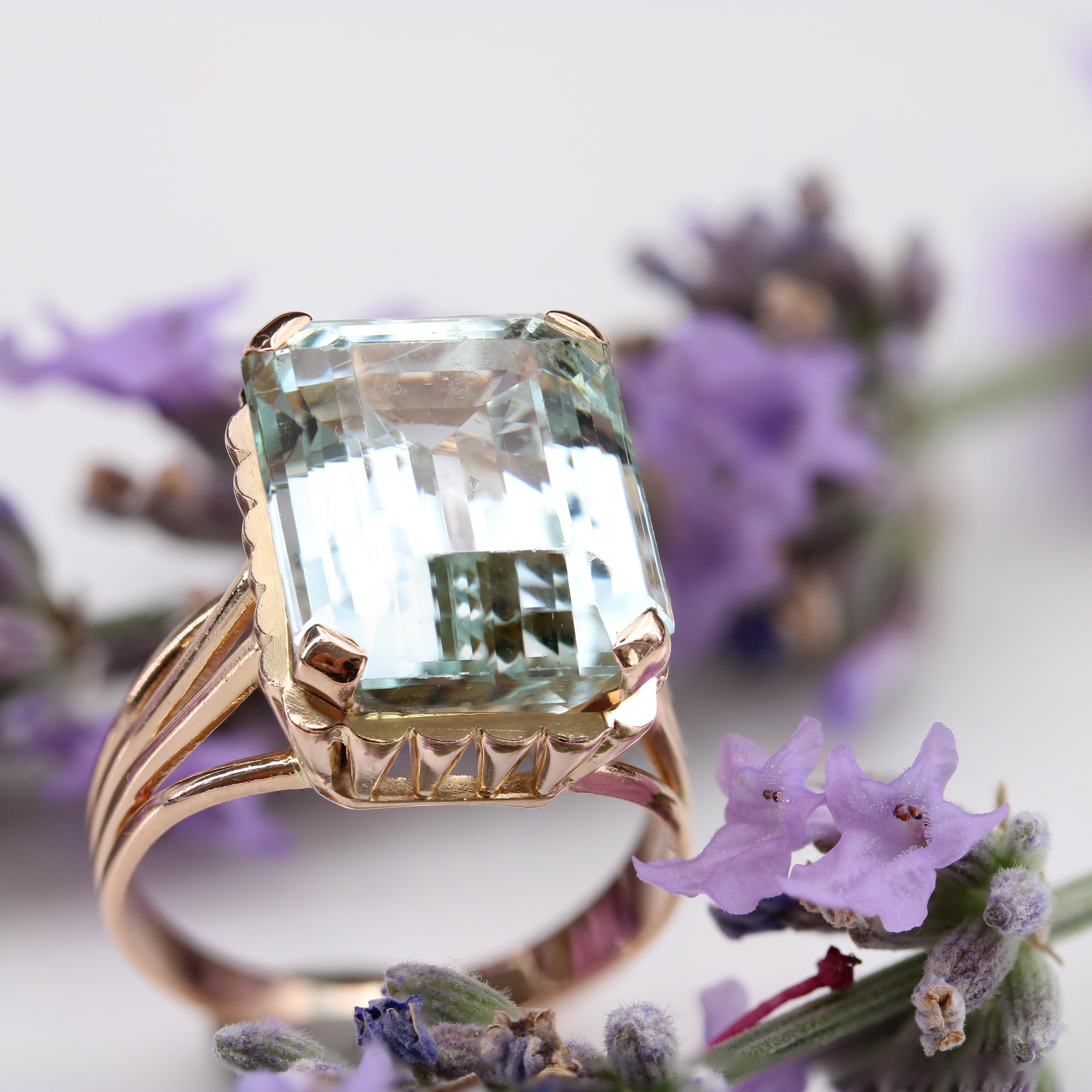 French 1960s 9.80 Carats Aquamarine 18 Karat Rose Gold Cocktail Ring For Sale 4