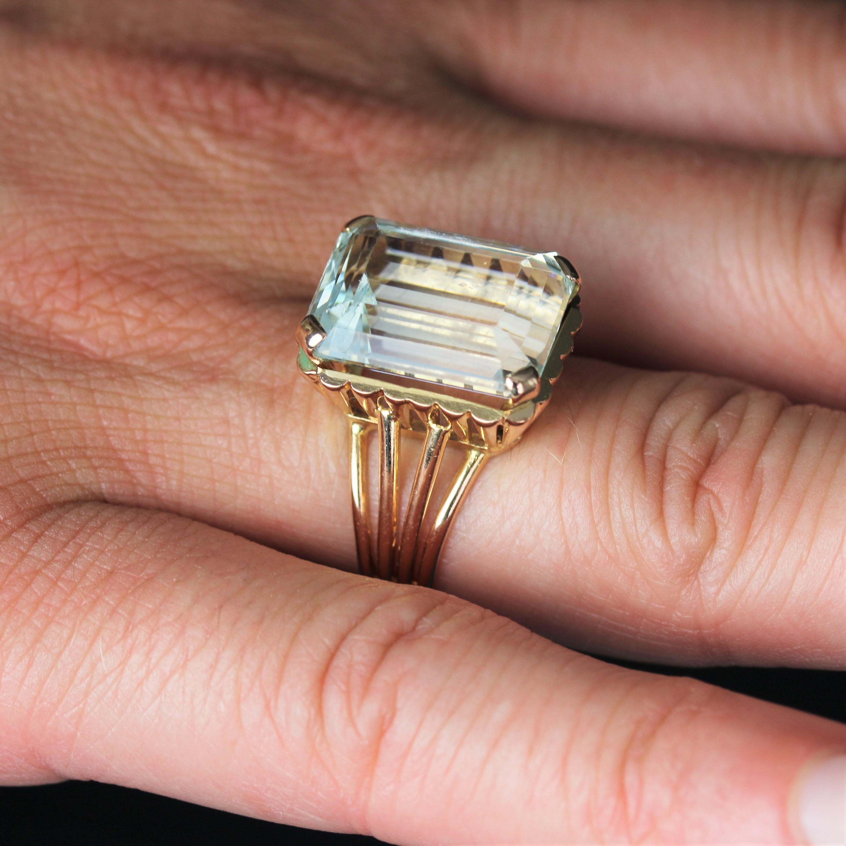 French 1960s 9.80 Carats Aquamarine 18 Karat Rose Gold Cocktail Ring For Sale 6