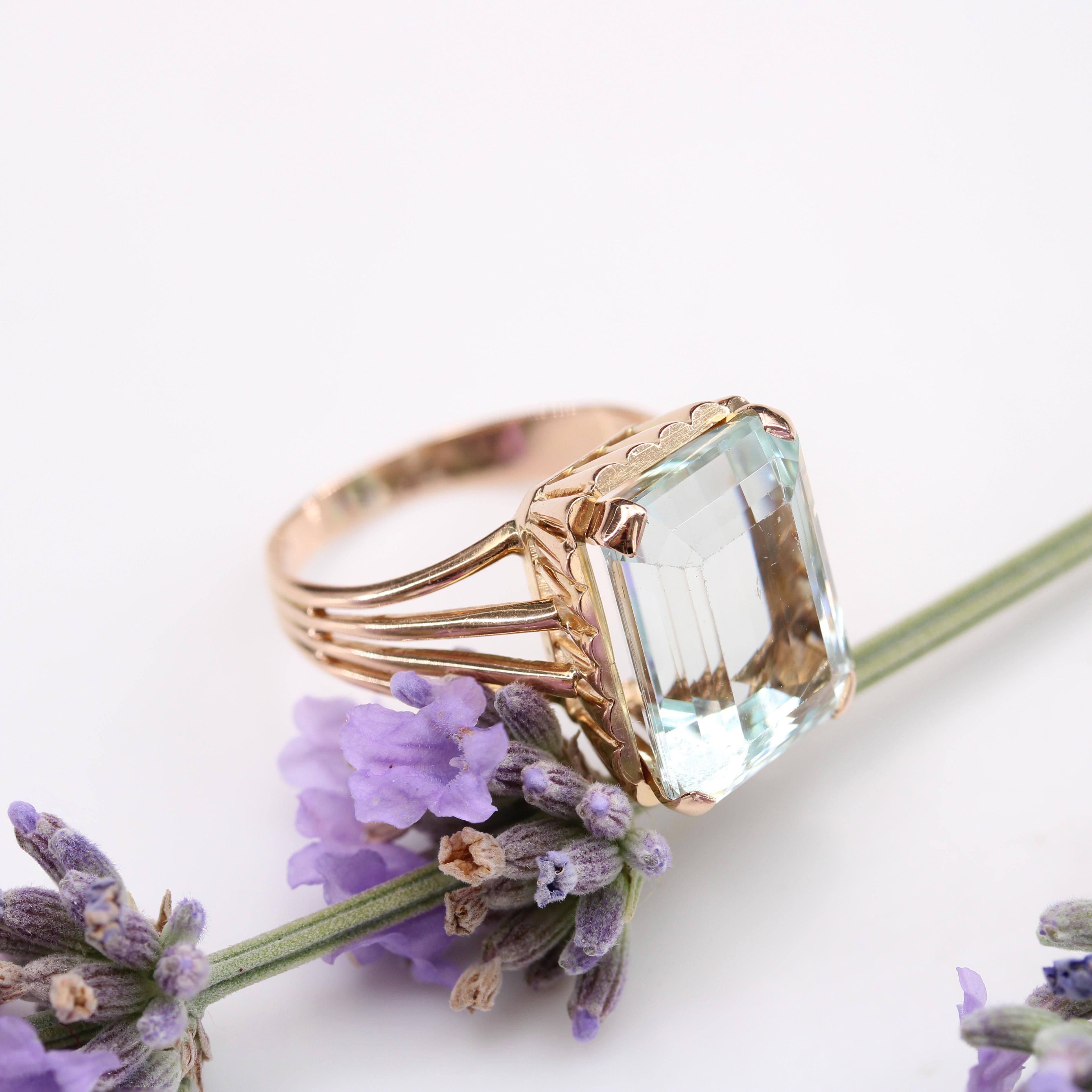 French 1960s 9.80 Carats Aquamarine 18 Karat Rose Gold Cocktail Ring For Sale 7