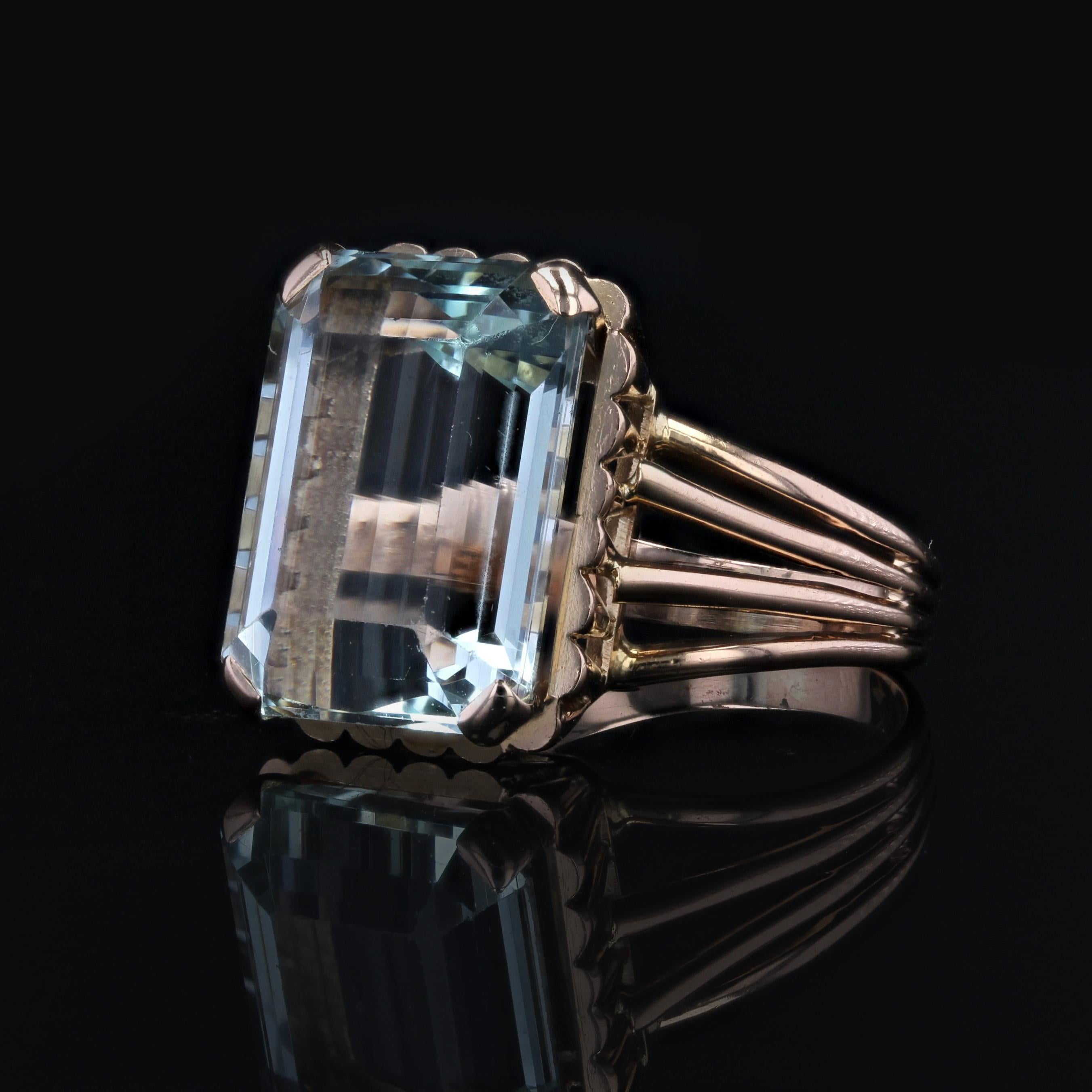 French 1960s 9.80 Carats Aquamarine 18 Karat Rose Gold Cocktail Ring For Sale 1
