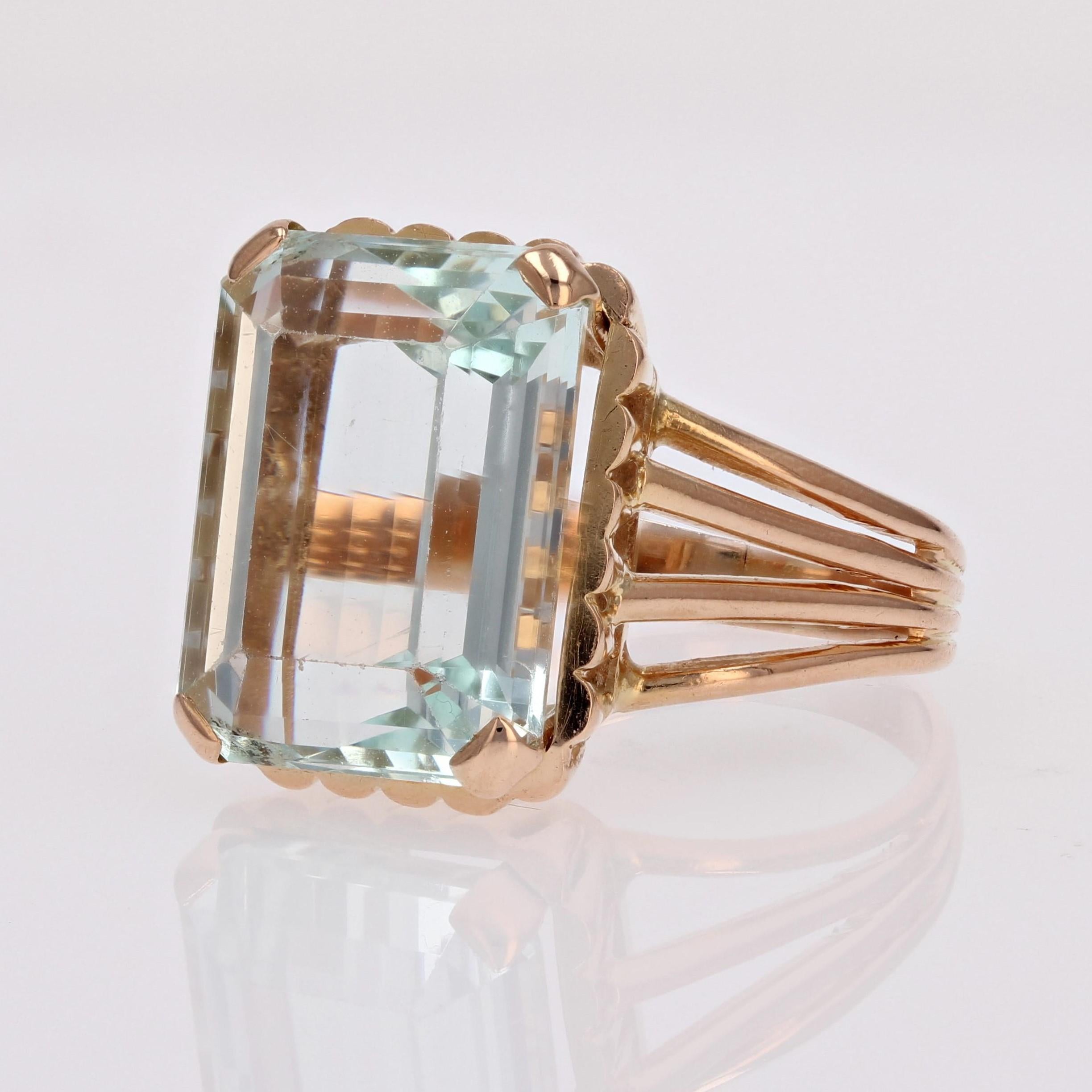 French 1960s 9.80 Carats Aquamarine 18 Karat Rose Gold Cocktail Ring For Sale 2