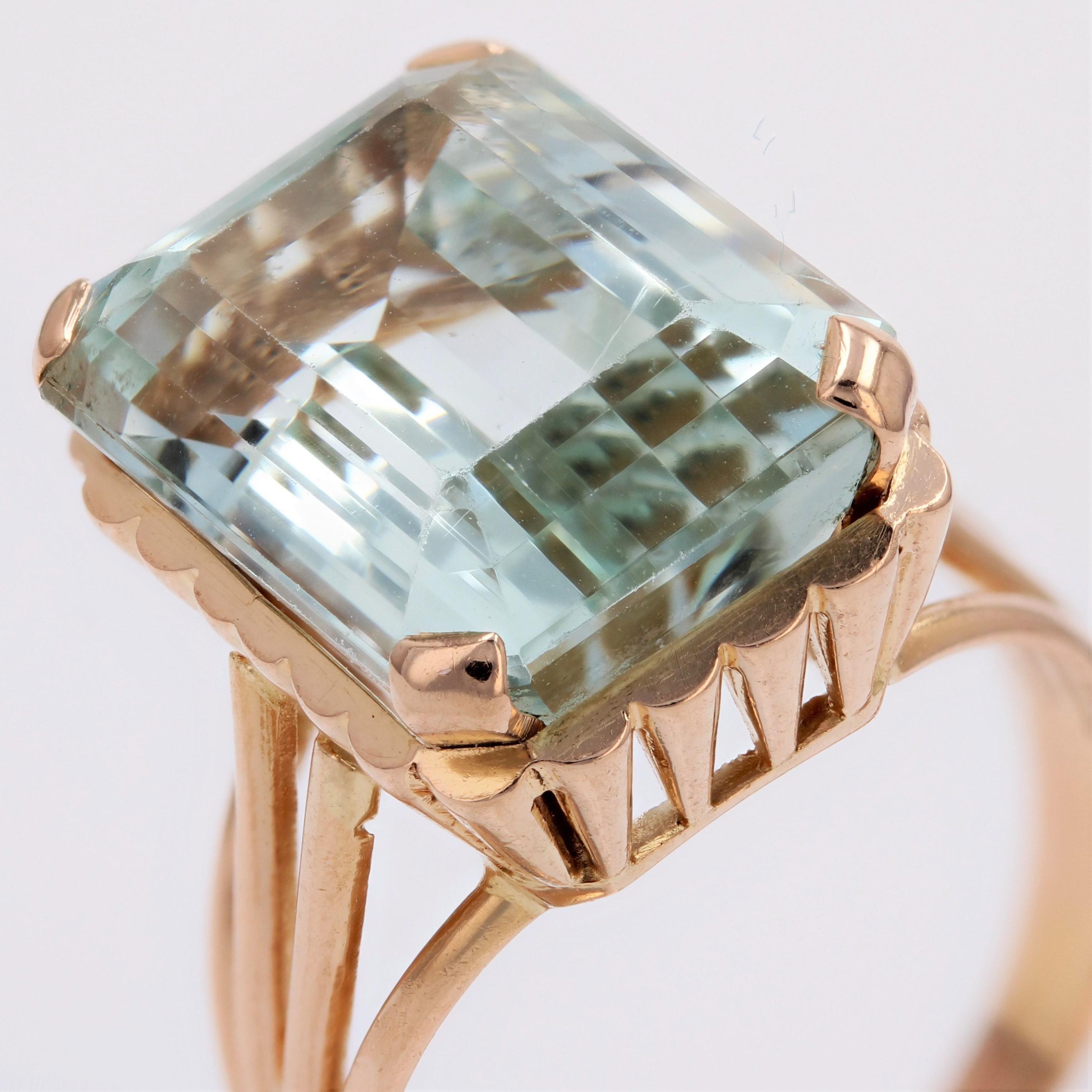 French 1960s 9.80 Carats Aquamarine 18 Karat Rose Gold Cocktail Ring For Sale 3