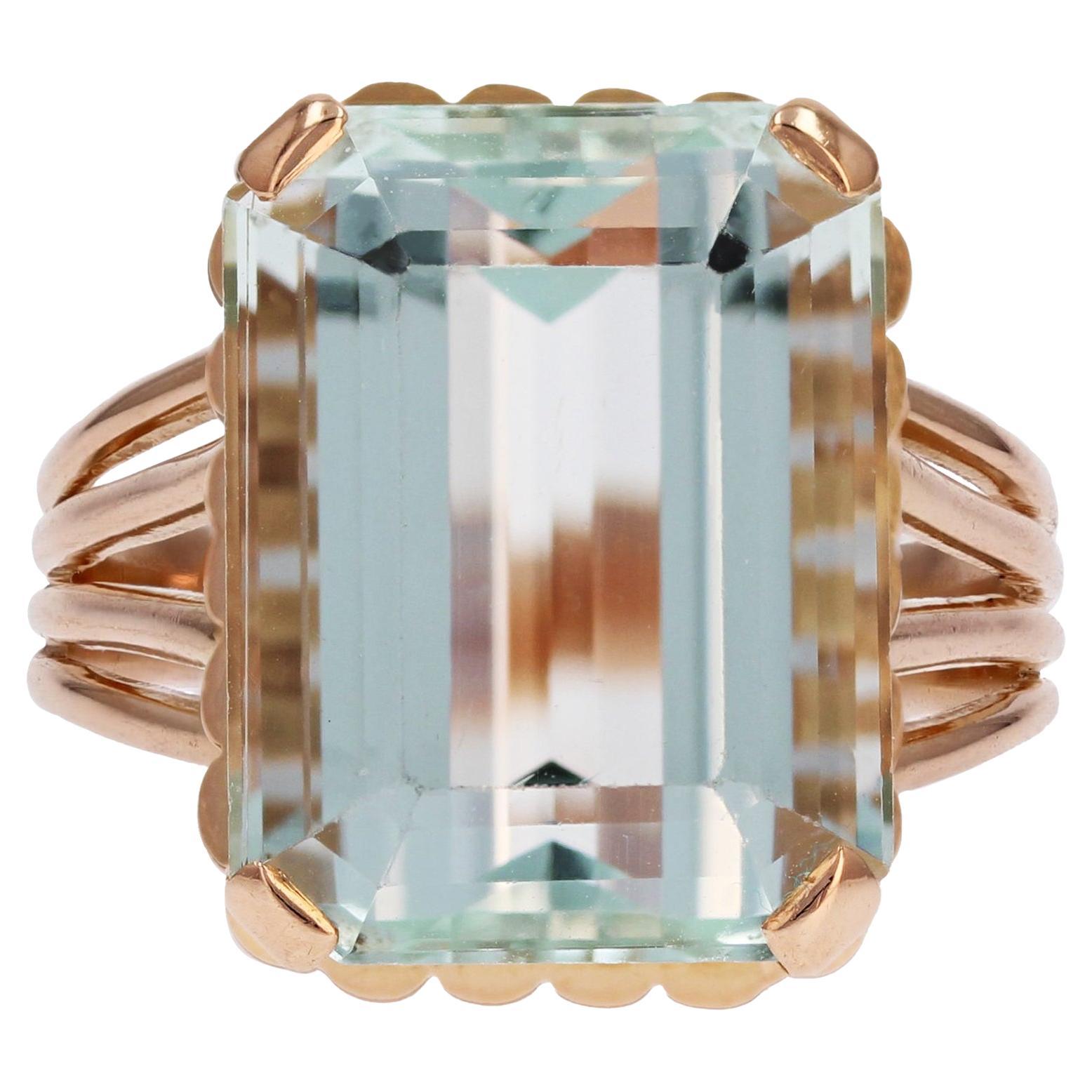French 1960s 9.80 Carats Aquamarine 18 Karat Rose Gold Cocktail Ring For Sale