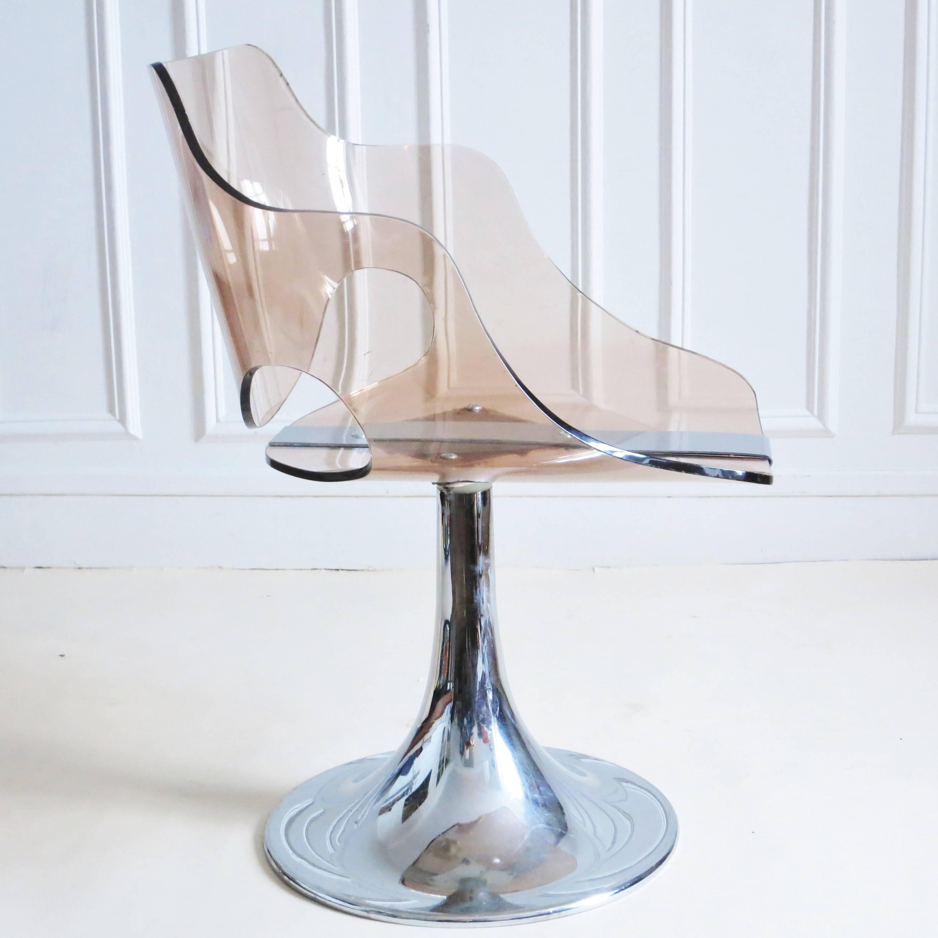 Very decorative French swivel tulip chair with a Lucite shell on a chrome base of the 1960s.