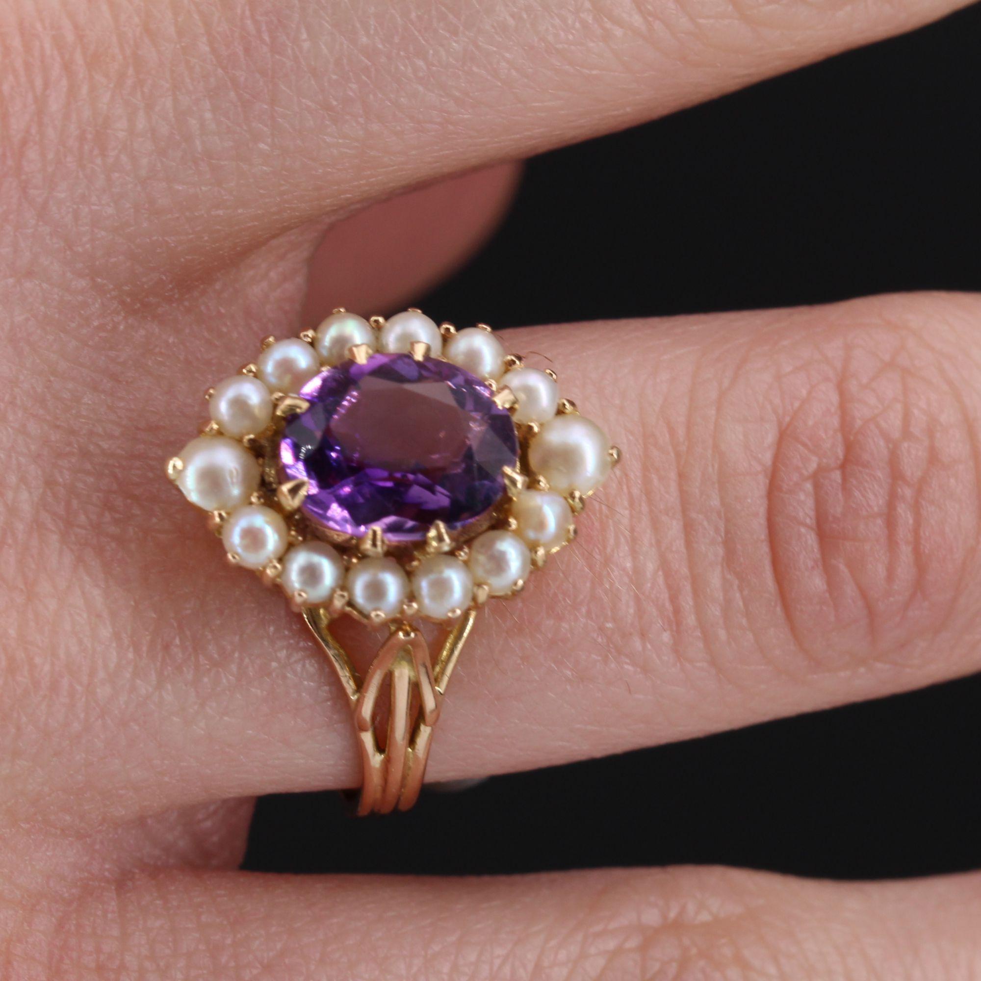 French 1960s Amethyst Cultured Pearls 18 Karat Yellow Gold Ring In Good Condition For Sale In Poitiers, FR