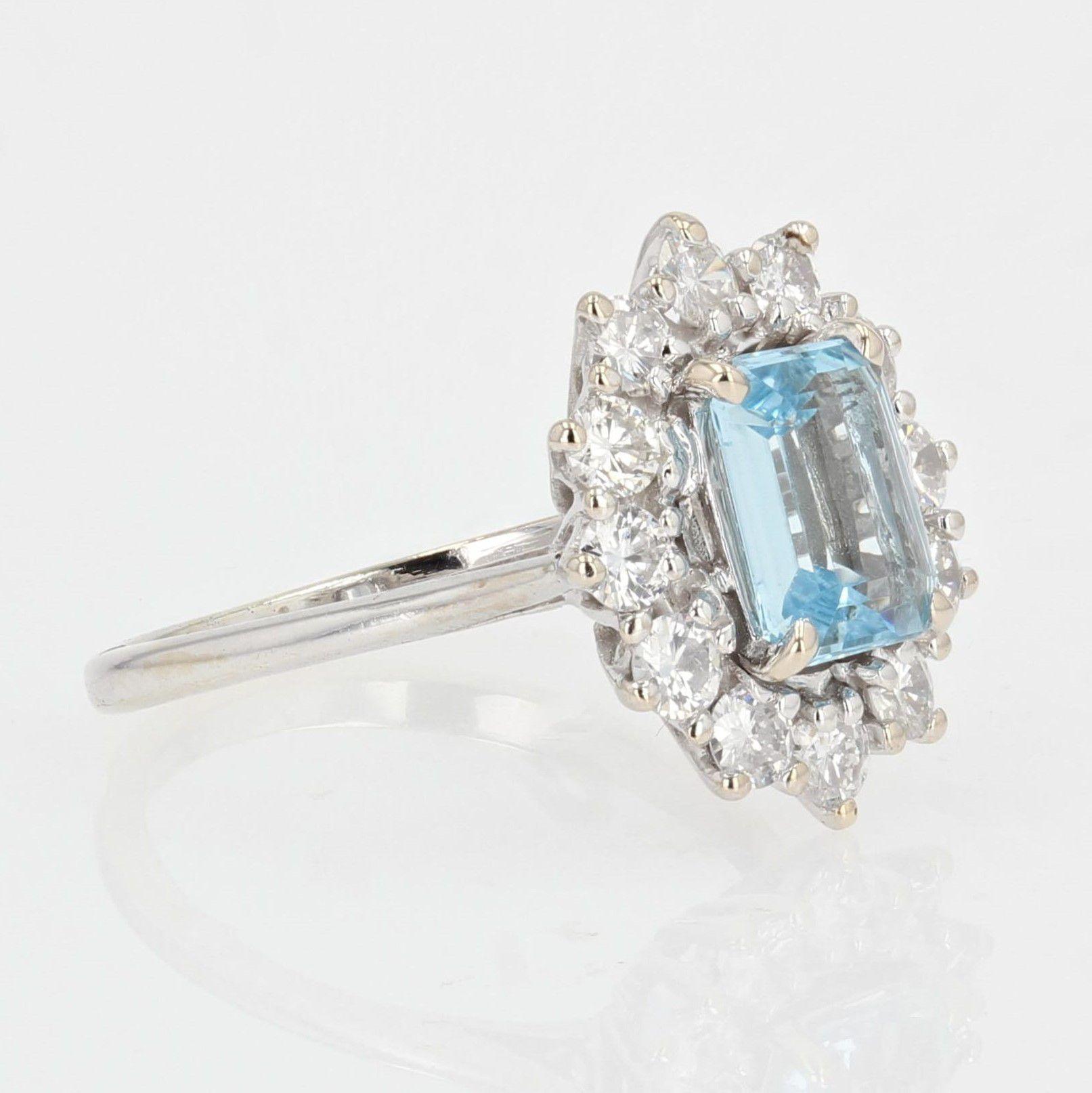 French 1960s Aquamarine Diamond 18 Karat White Gold Daisy Ring In Excellent Condition In Poitiers, FR