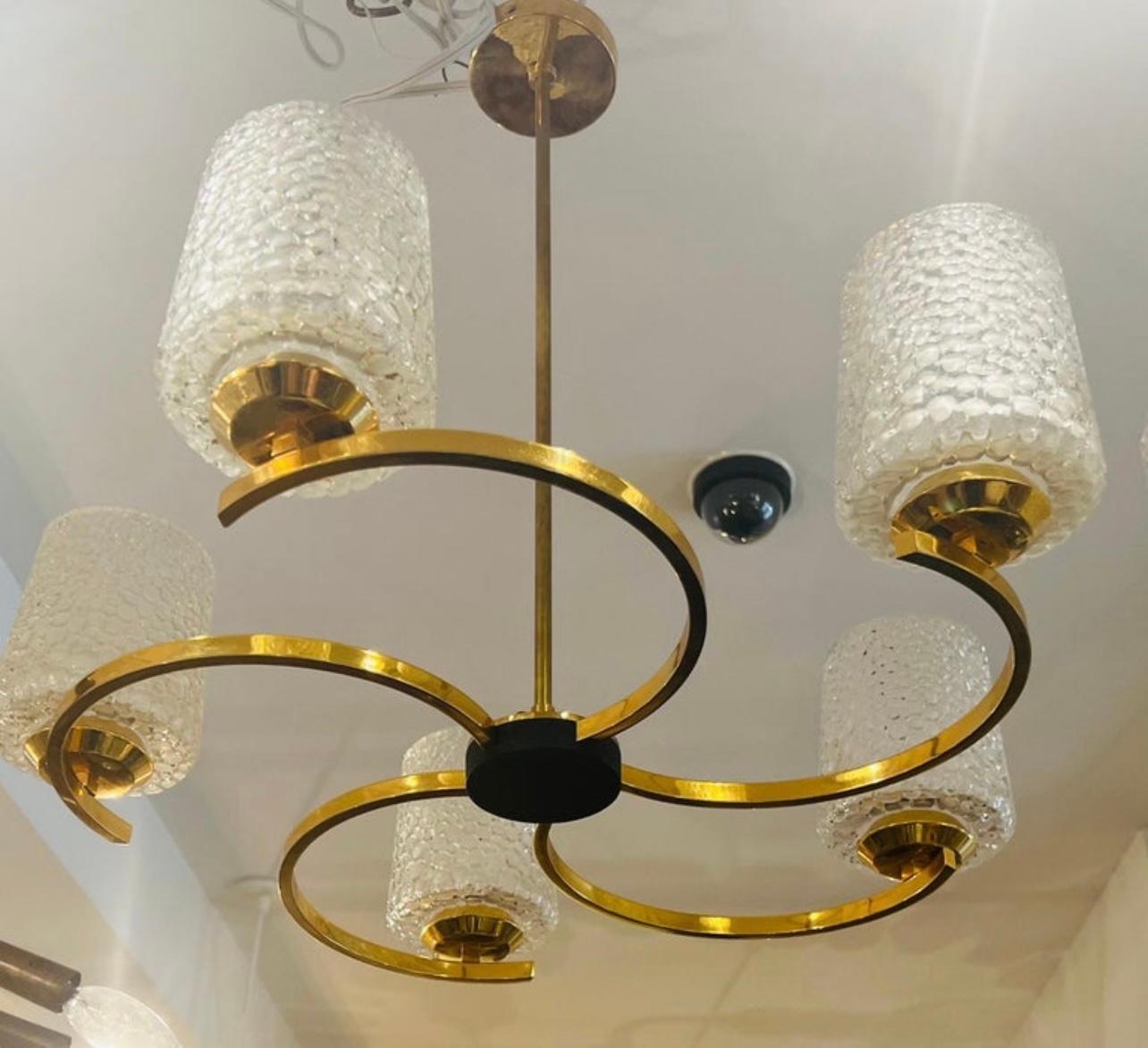 Splendido lampadario francese a 5 luci a forma di serpentina in ottone dorato con paralumi in vetro smerigliato soffiato a bolle d'aria del produttore francese Arlus.