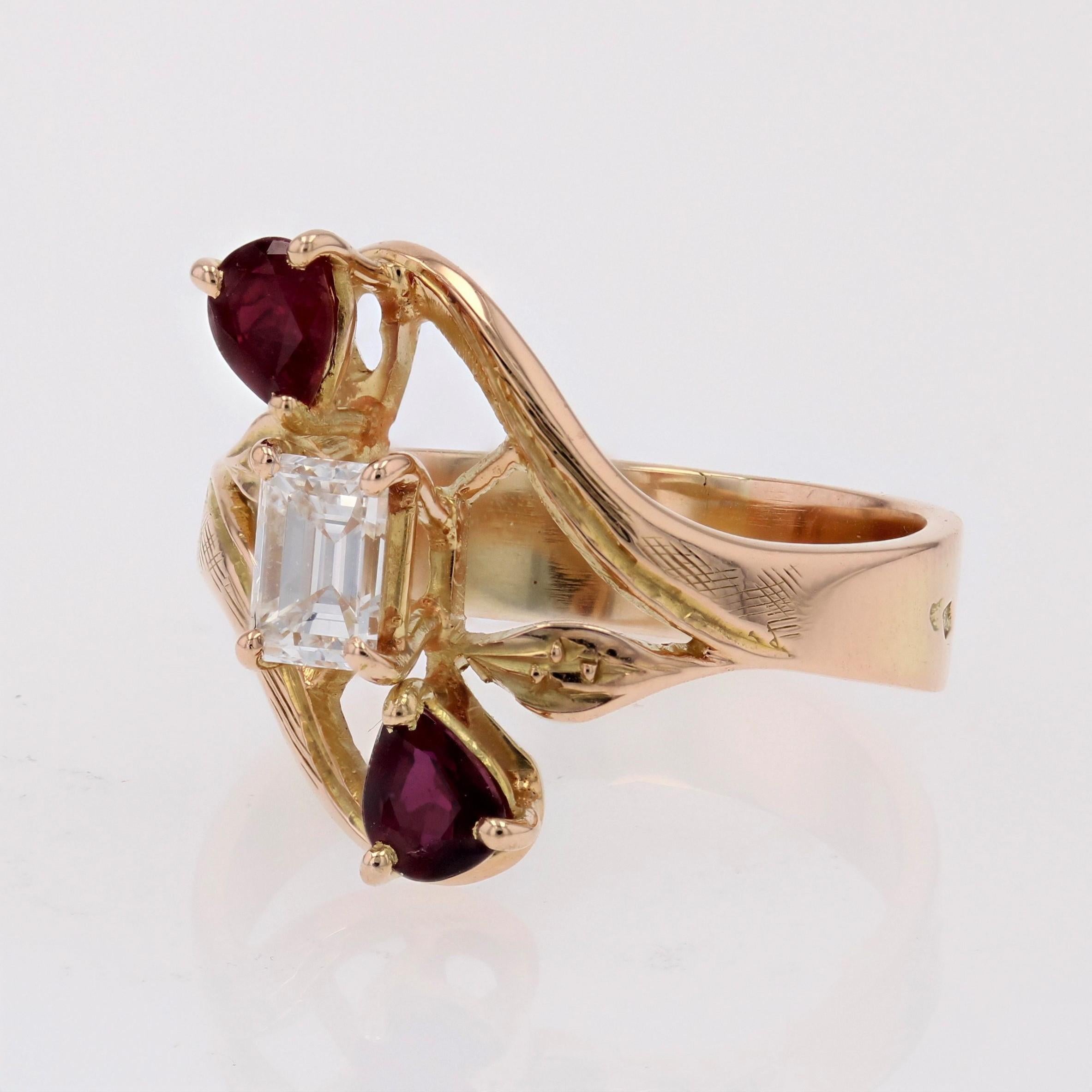 French 1960s Baguette- cut Diamond Pear- cut Ruby 18 Karat Yellow Gold Ring For Sale 2