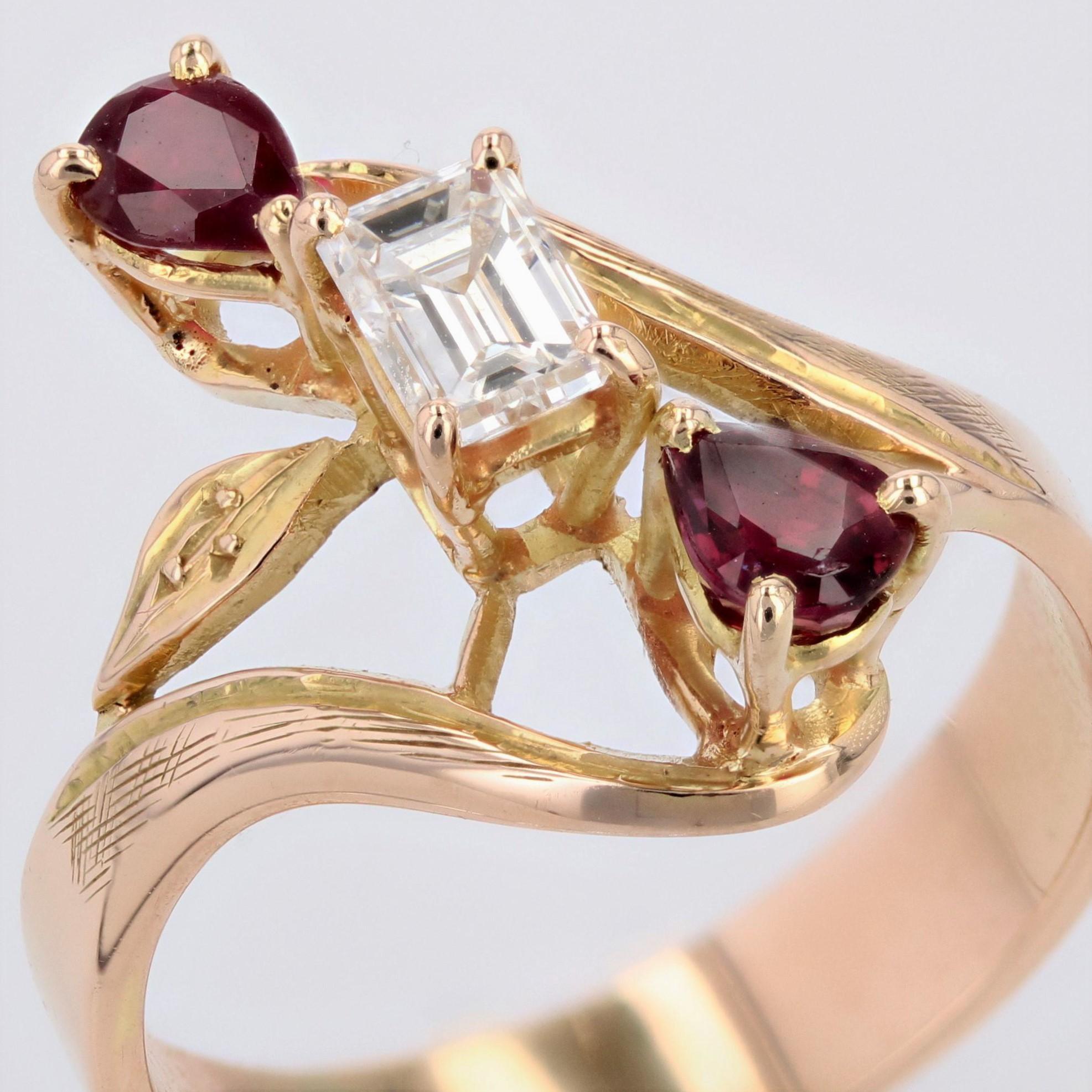 French 1960s Baguette- cut Diamond Pear- cut Ruby 18 Karat Yellow Gold Ring For Sale 3