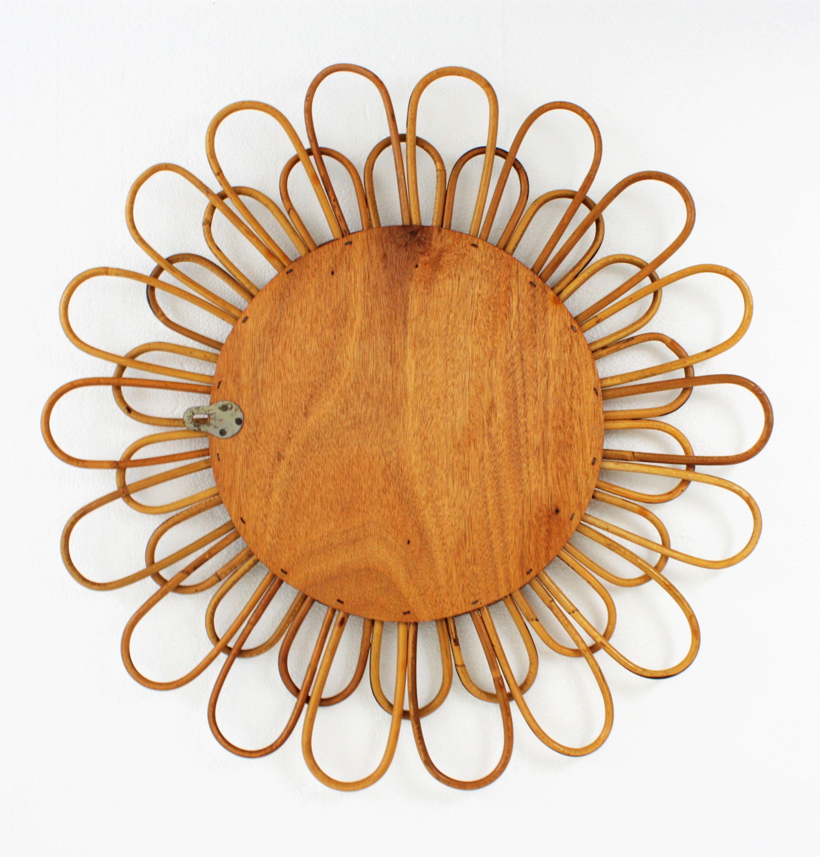French Sunburst Flower Mirror in Rattan, 1960s In Good Condition For Sale In Barcelona, ES