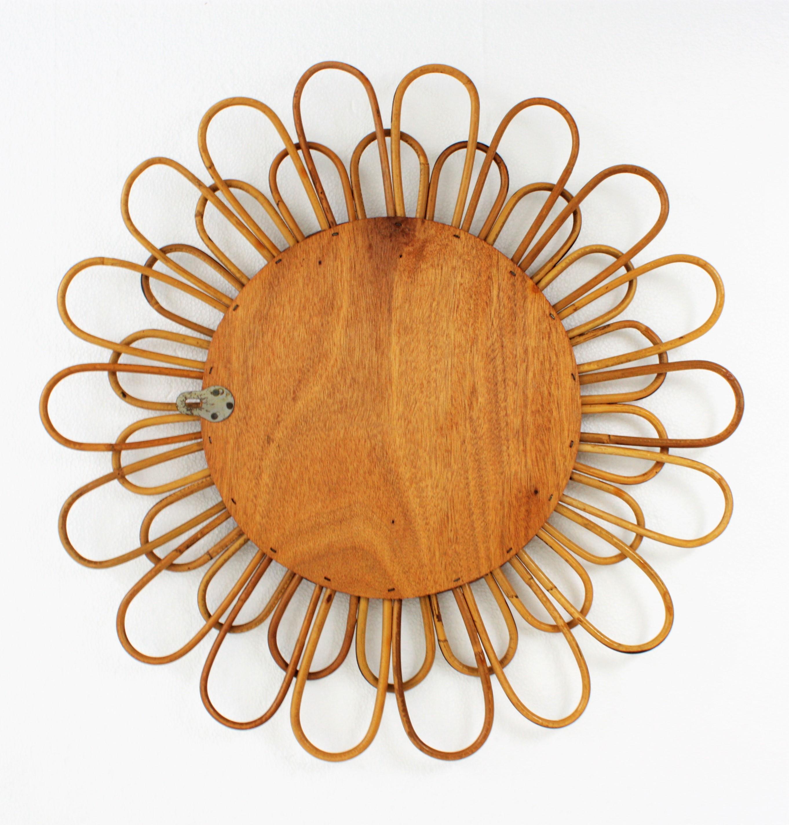 Specchio francese Sunburst Flower in rattan, anni '60 in vendita 1