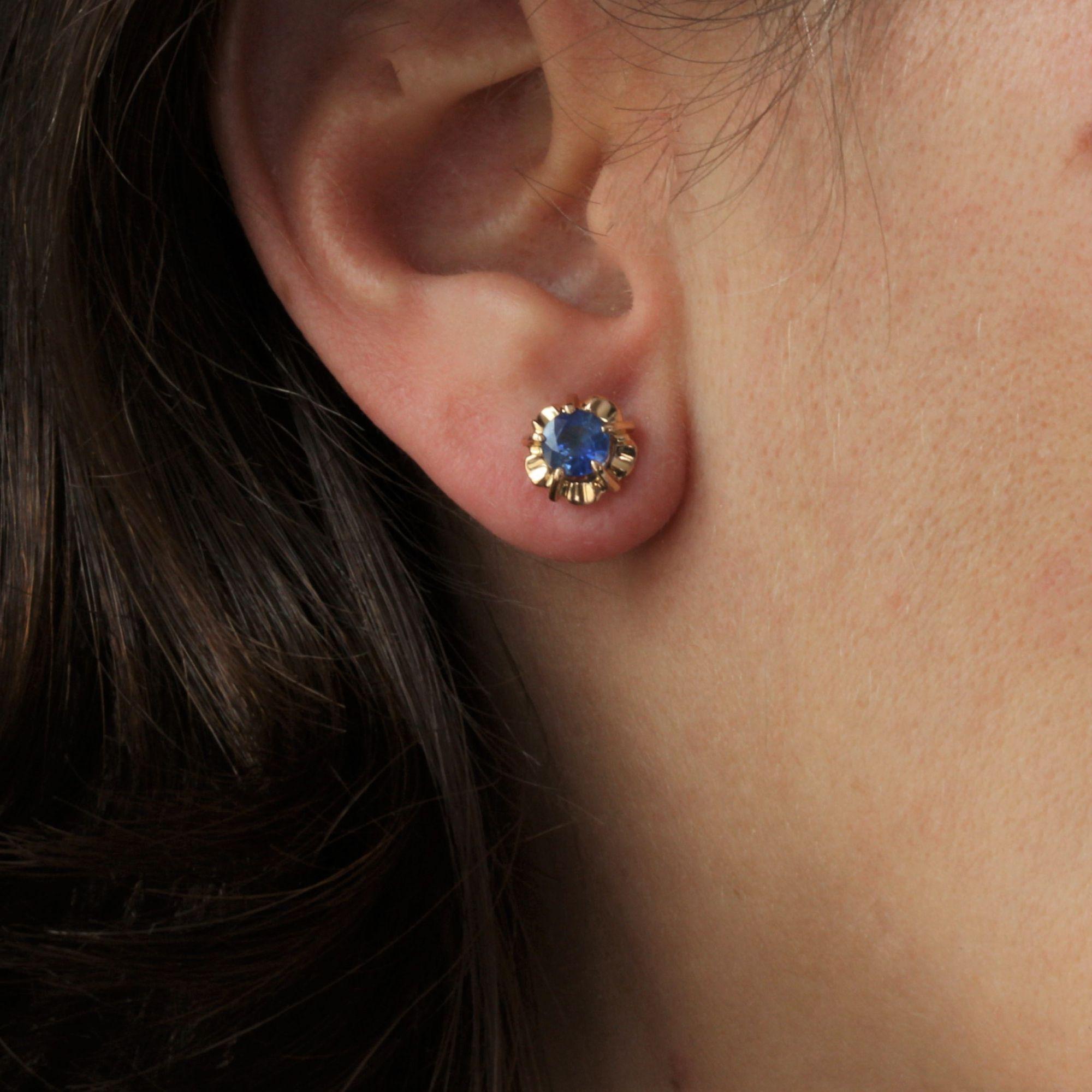 For pierced ears.
Earrings in 18 karat yellow gold, eagle head hallmark.
Charming antique earrings, they form a flower whose heart is set with a blue sapphire. The hanging system is an Alpa.
Total weight of sapphires : 1.23 carat