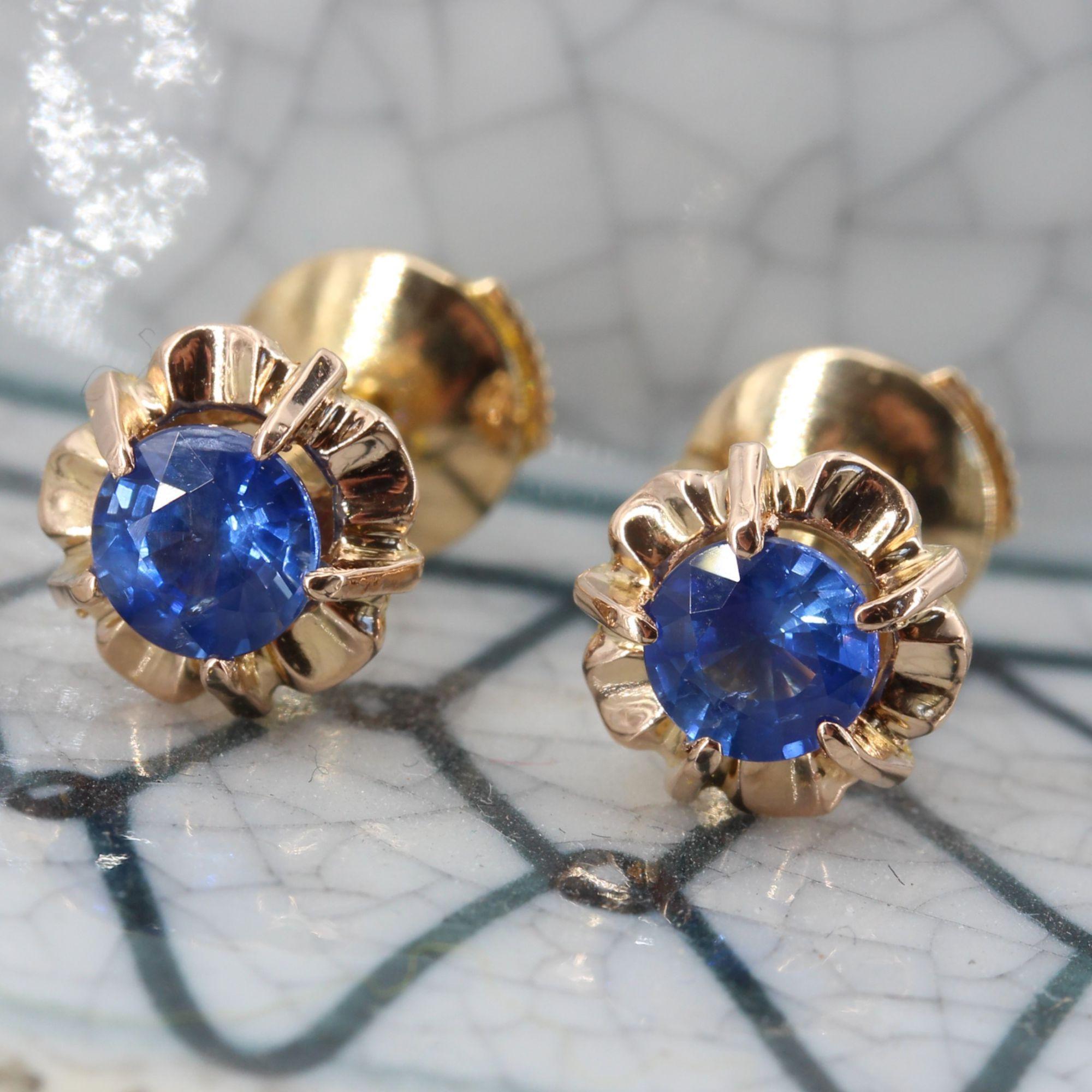 Rétro Boucles d'oreilles rétro en or jaune 18 carats et saphir bleu des années 1960 en vente