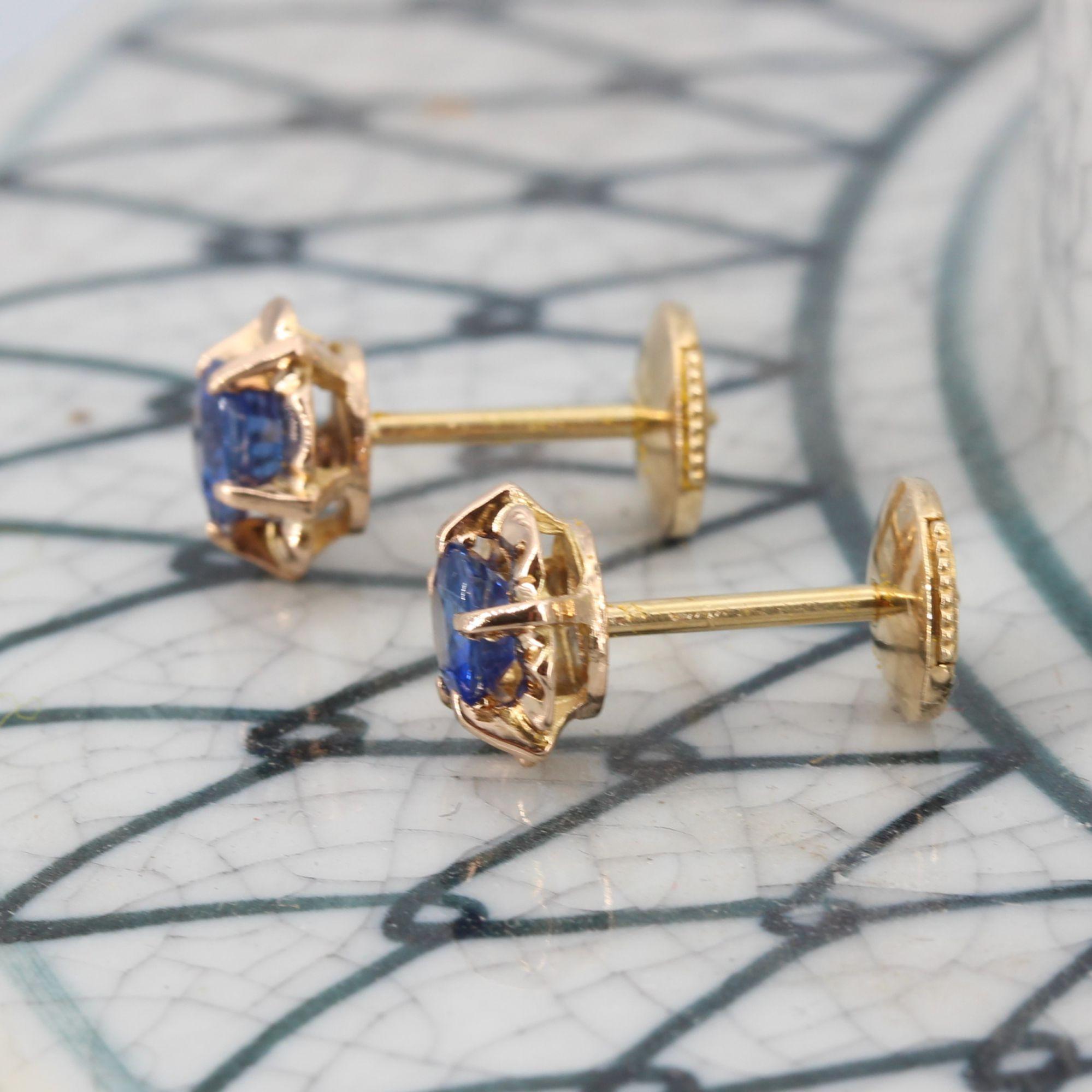 Women's French 1960s Blue Sapphire 18 Karat Yellow Gold Retro Stud Earrings For Sale