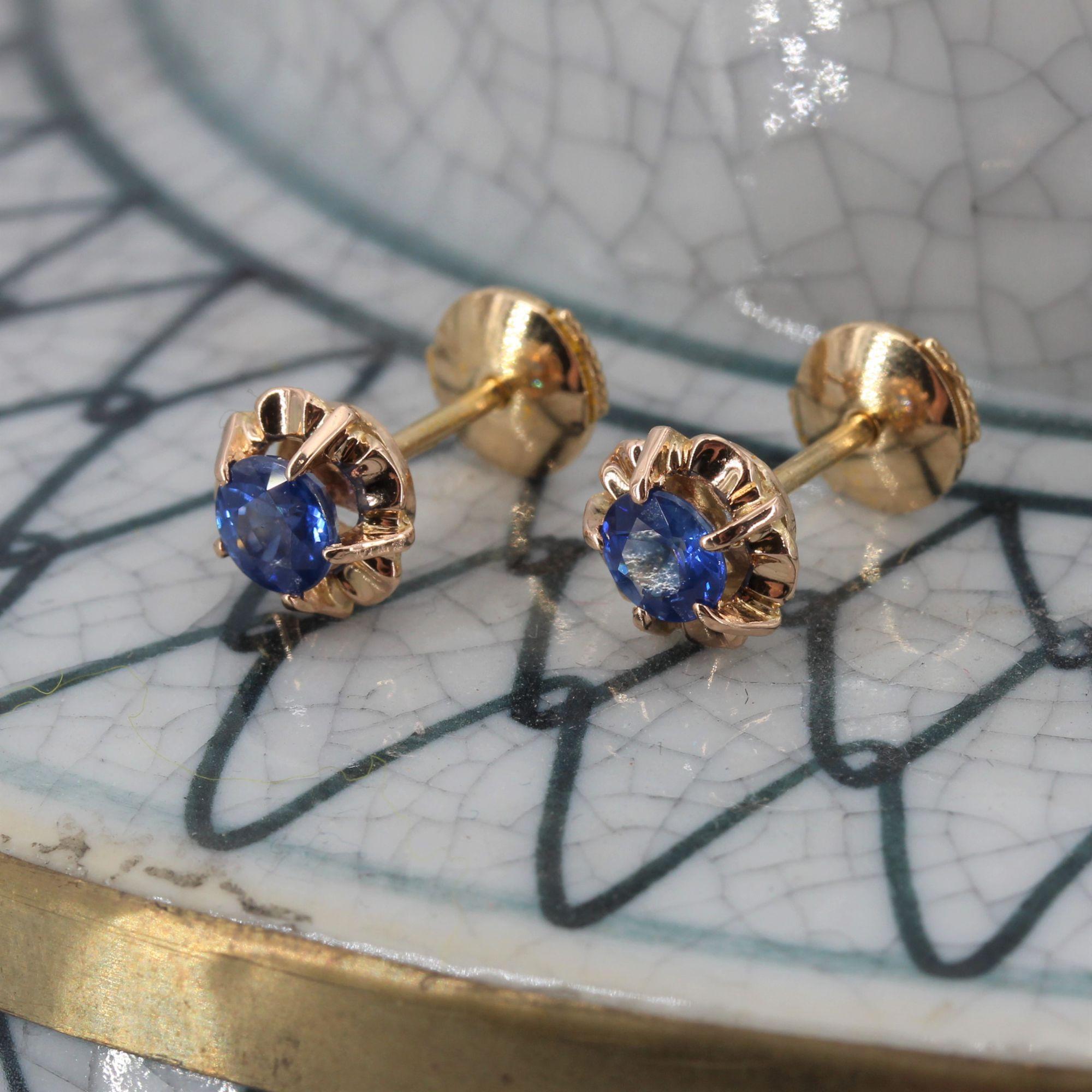 French 1960s Blue Sapphire 18 Karat Yellow Gold Retro Stud Earrings For Sale 2