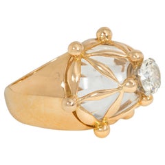 Bague française des années 1960 en or bombé, cristal de roche et diamants avec motif de treillis