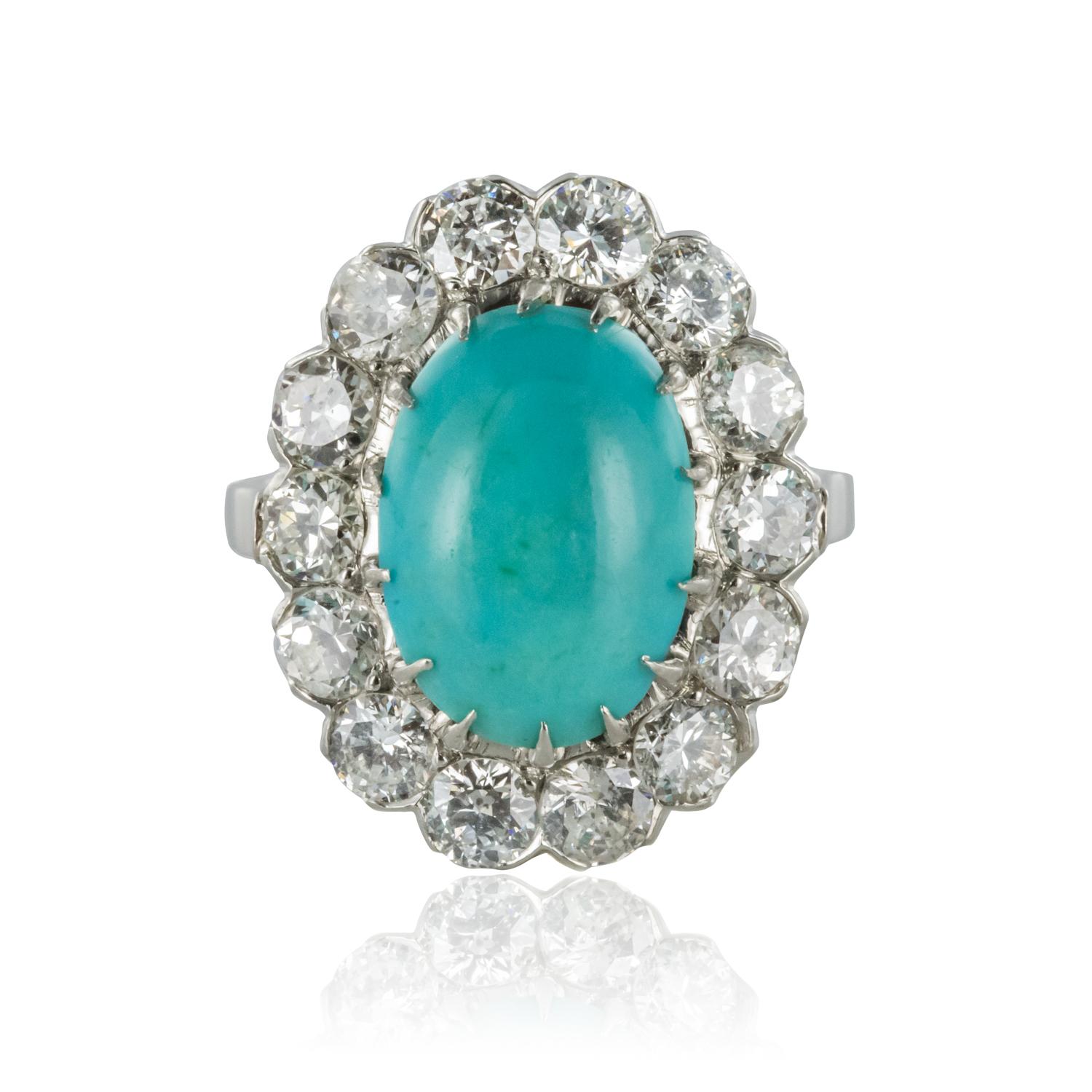 Ring in 18 karats white gold, owl hallmark and platinum mascaron hallmark.
Important daisy ring, it is set with claws in the center of a cabochon turquoise in an entourage of 14 brilliant-cut diamonds. The basket is perforated to let light come in