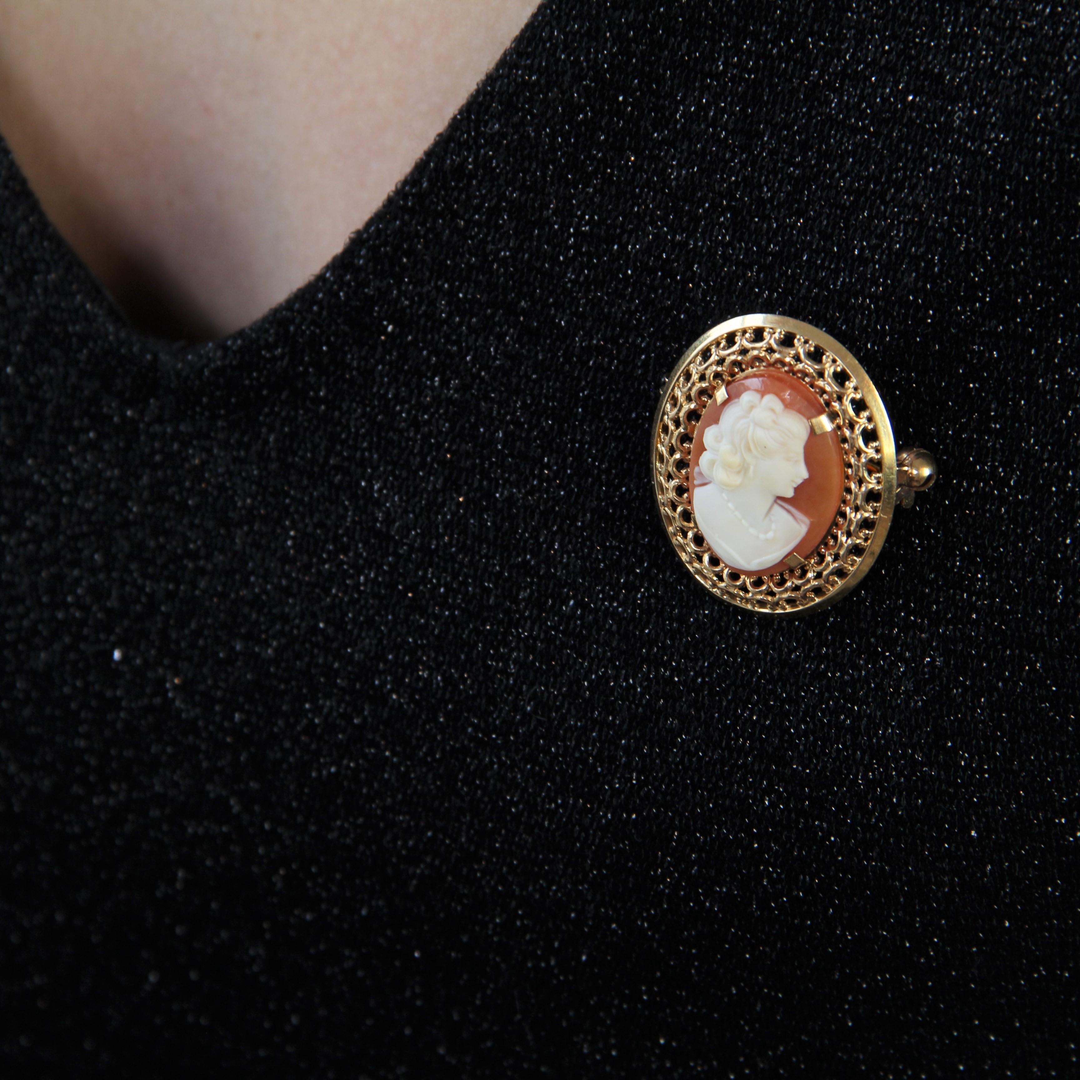 French 1960s Cameo 18 Karat Yellow Gold Openwork Pendant Brooch For Sale 1