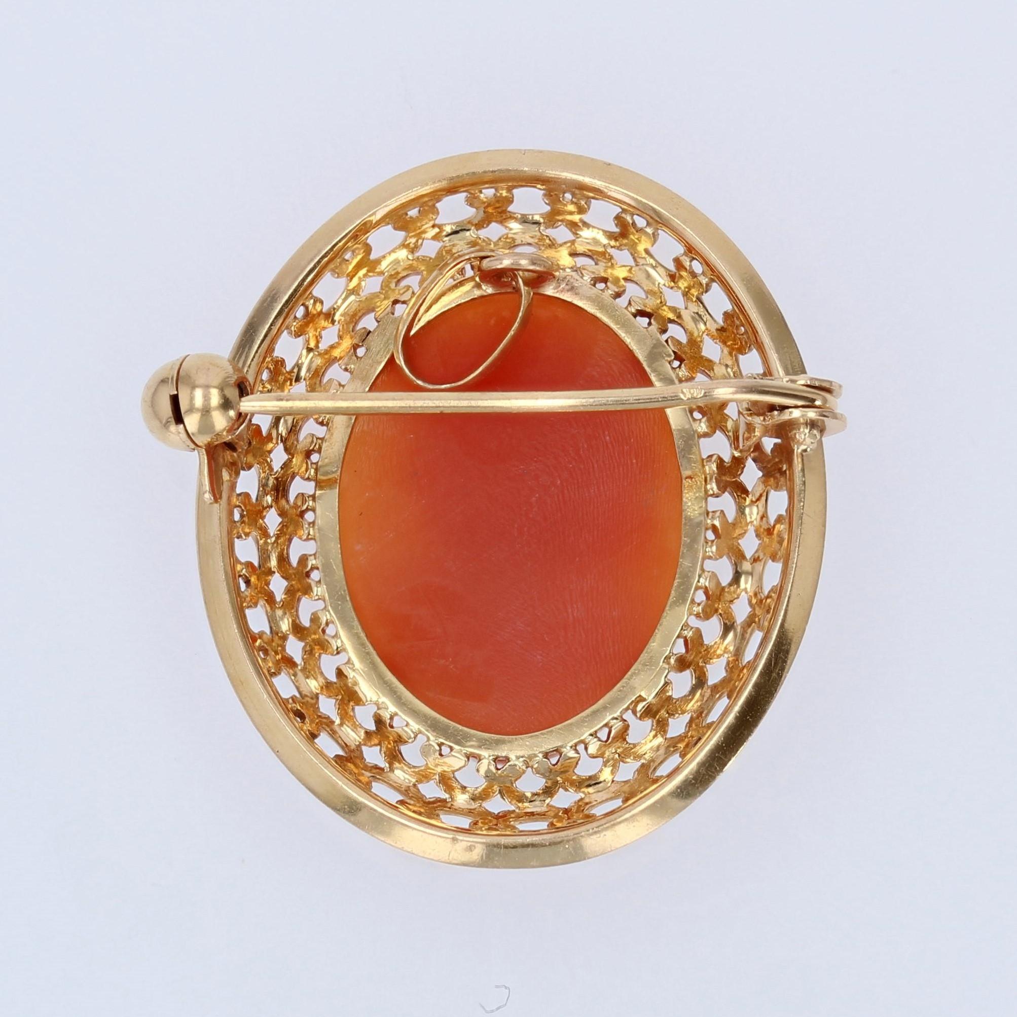 French 1960s Cameo 18 Karat Yellow Gold Openwork Pendant Brooch For Sale 3