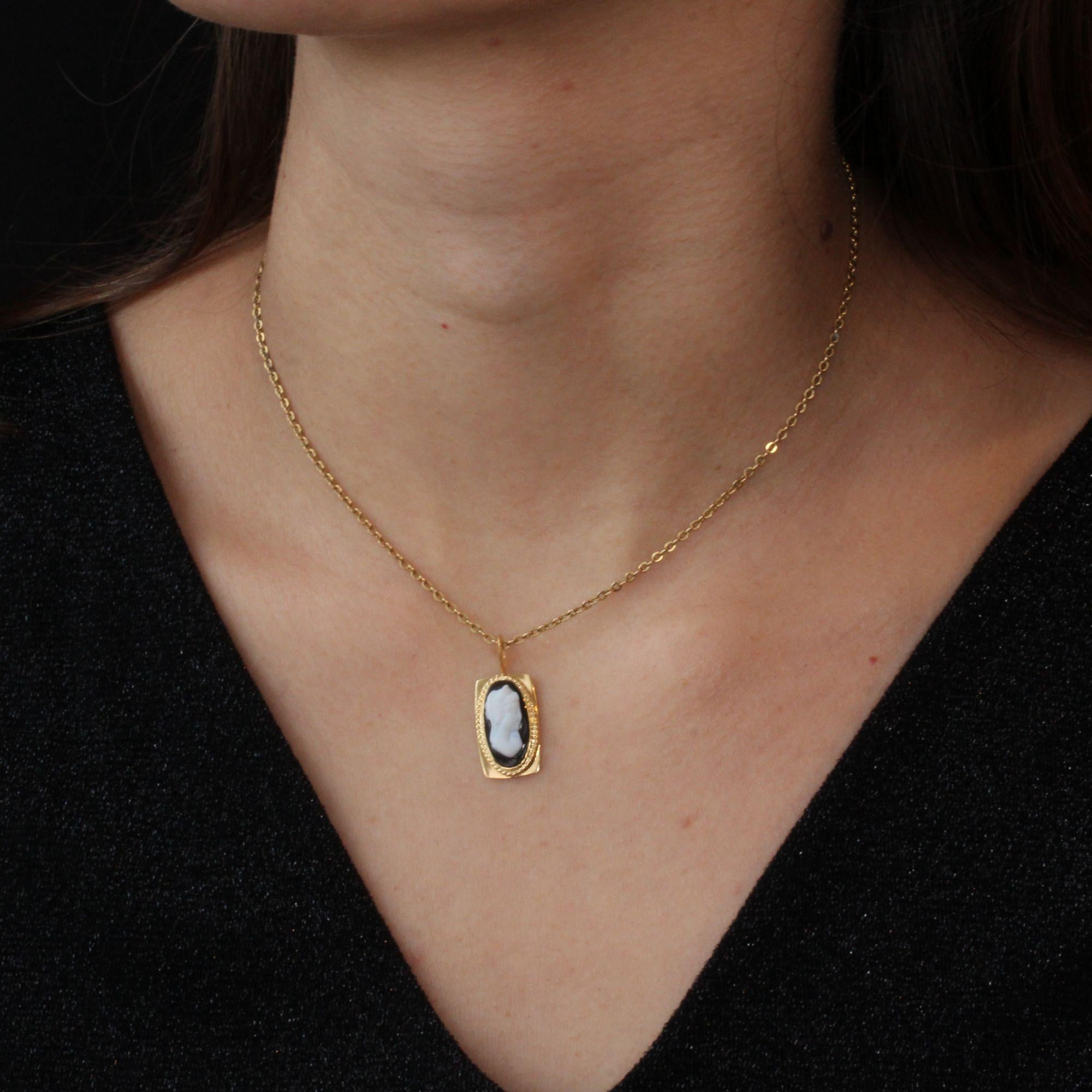 Pendant in 18 karat yellow gold, eagle head hallmark.
Of rectangular shape, this retro pendant is decorated with a cameo on onyx with 2 layers representing the head and the bust of a woman, the whole bordered by a gold cord.
Pendant sold alone