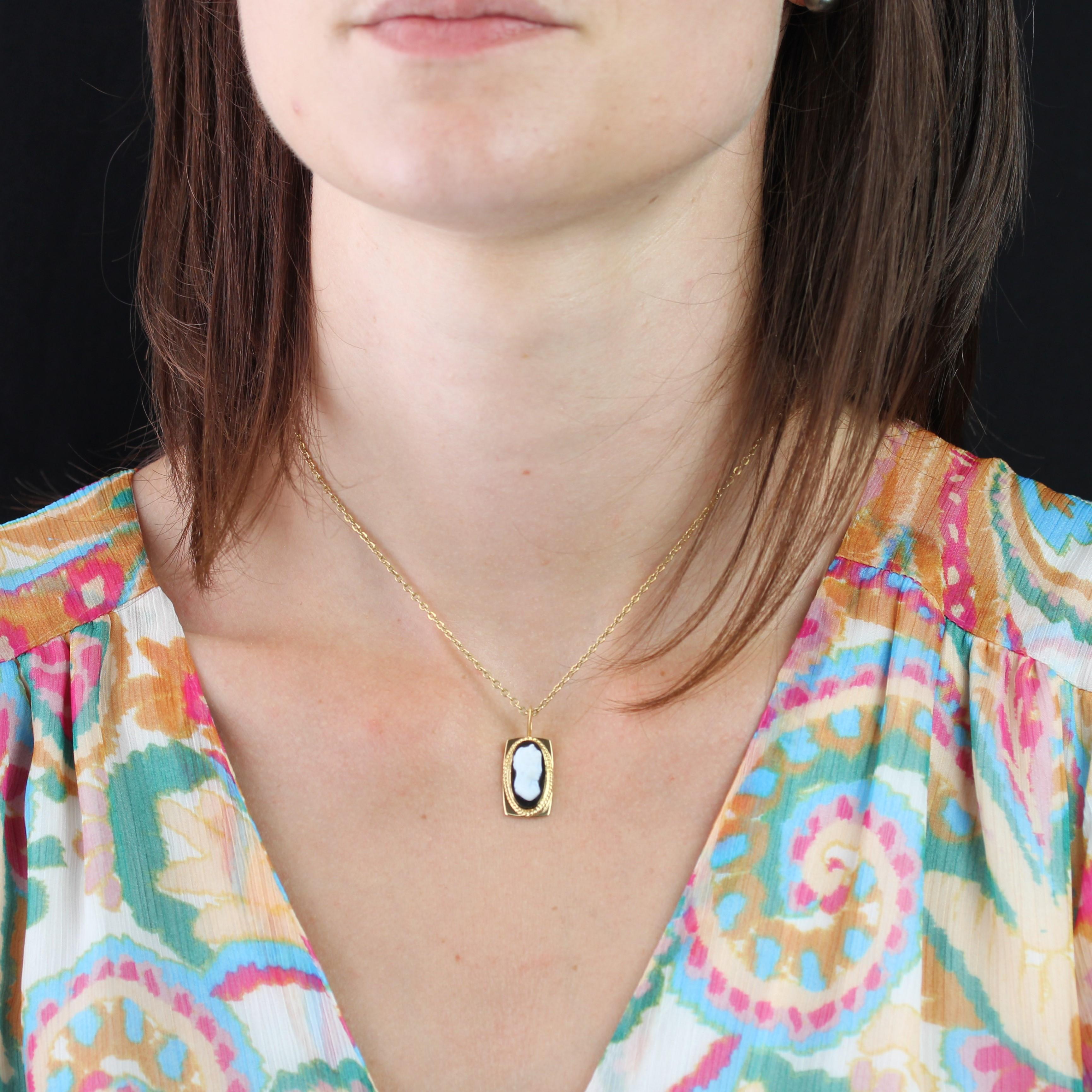 Pendant in 18 karat yellow gold, eagle head hallmark.
Of rectangular shape, this retro pendant is decorated with a cameo on onyx with 2 layers representing the head and the bust of a woman, the whole bordered by a gold cord.
Pendant sold alone