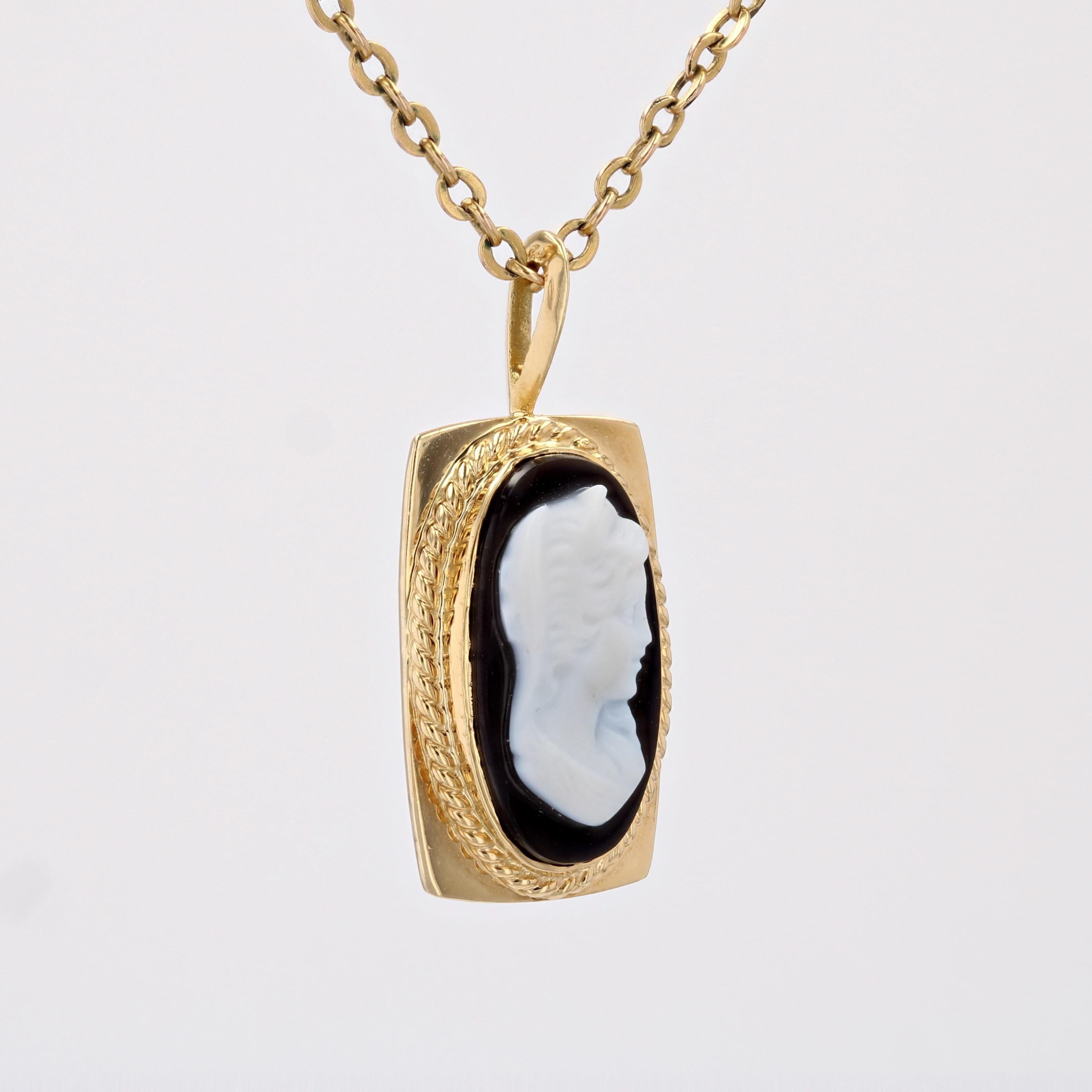 Oval Cut French 1960s Cameo on Onyx 18 Karat Yellow Gold Pendant For Sale