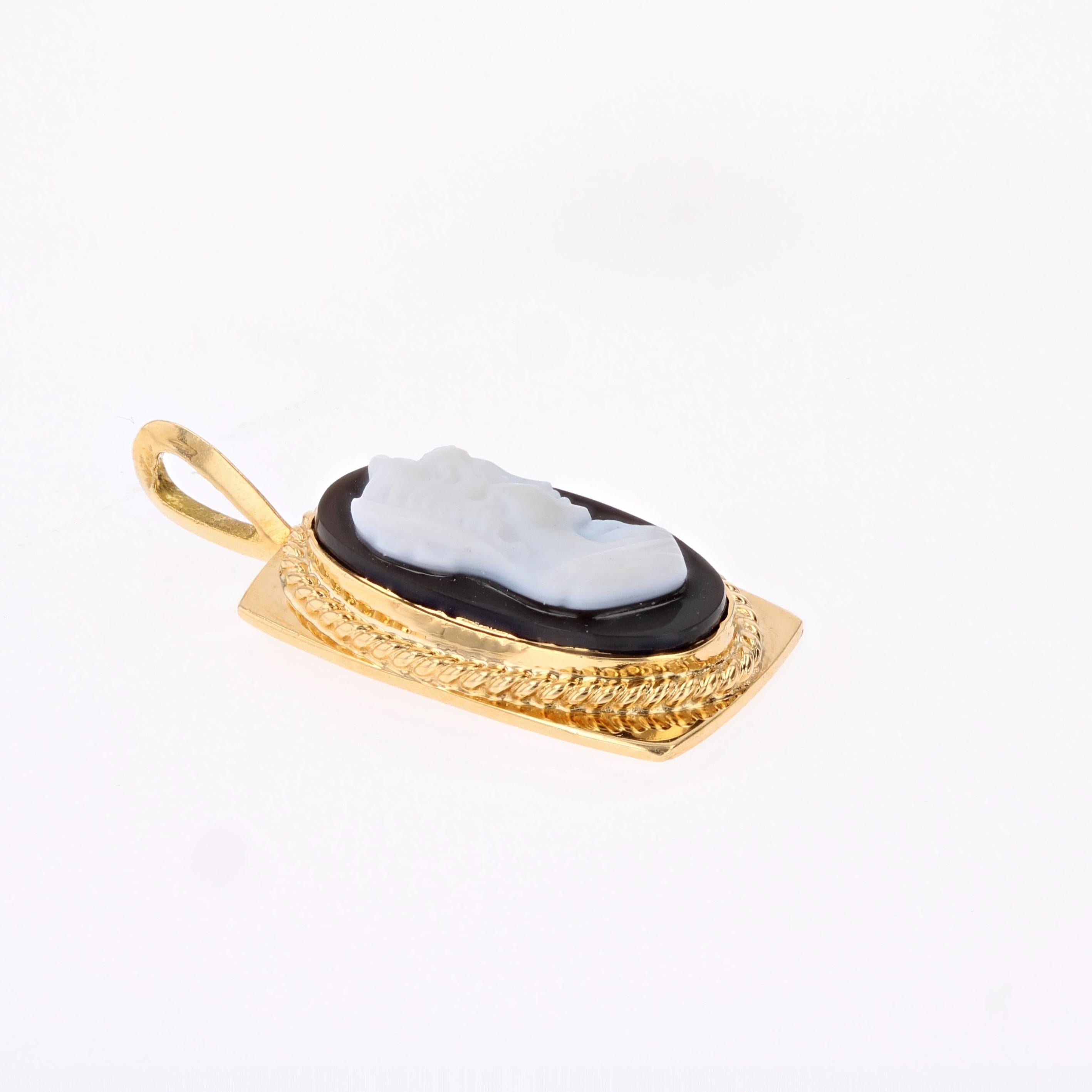 French 1960s Cameo on Onyx 18 Karat Yellow Gold Pendant For Sale 1