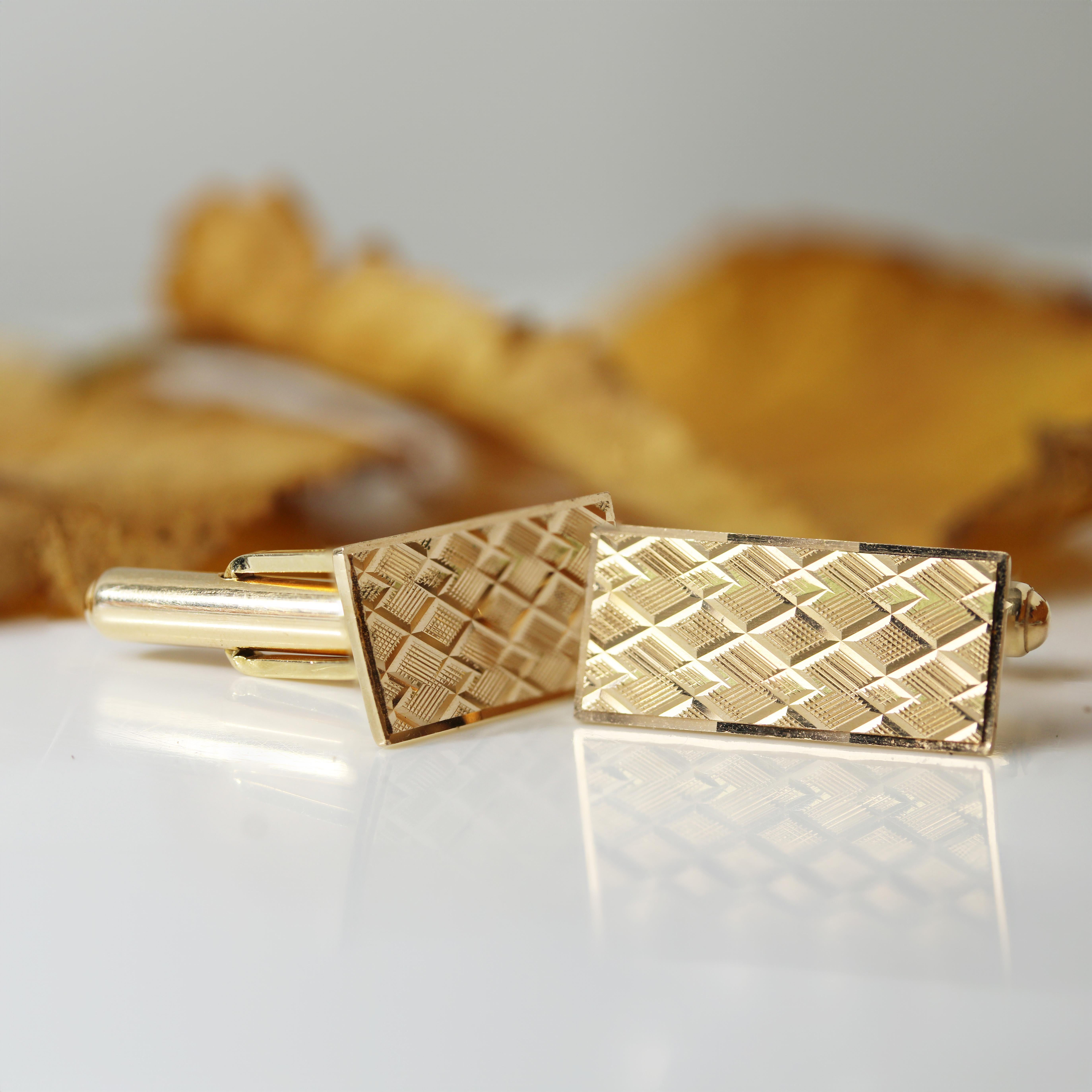 Gemelos franceses cincelados de oro amarillo de 18 quilates de los años 60 en venta 2