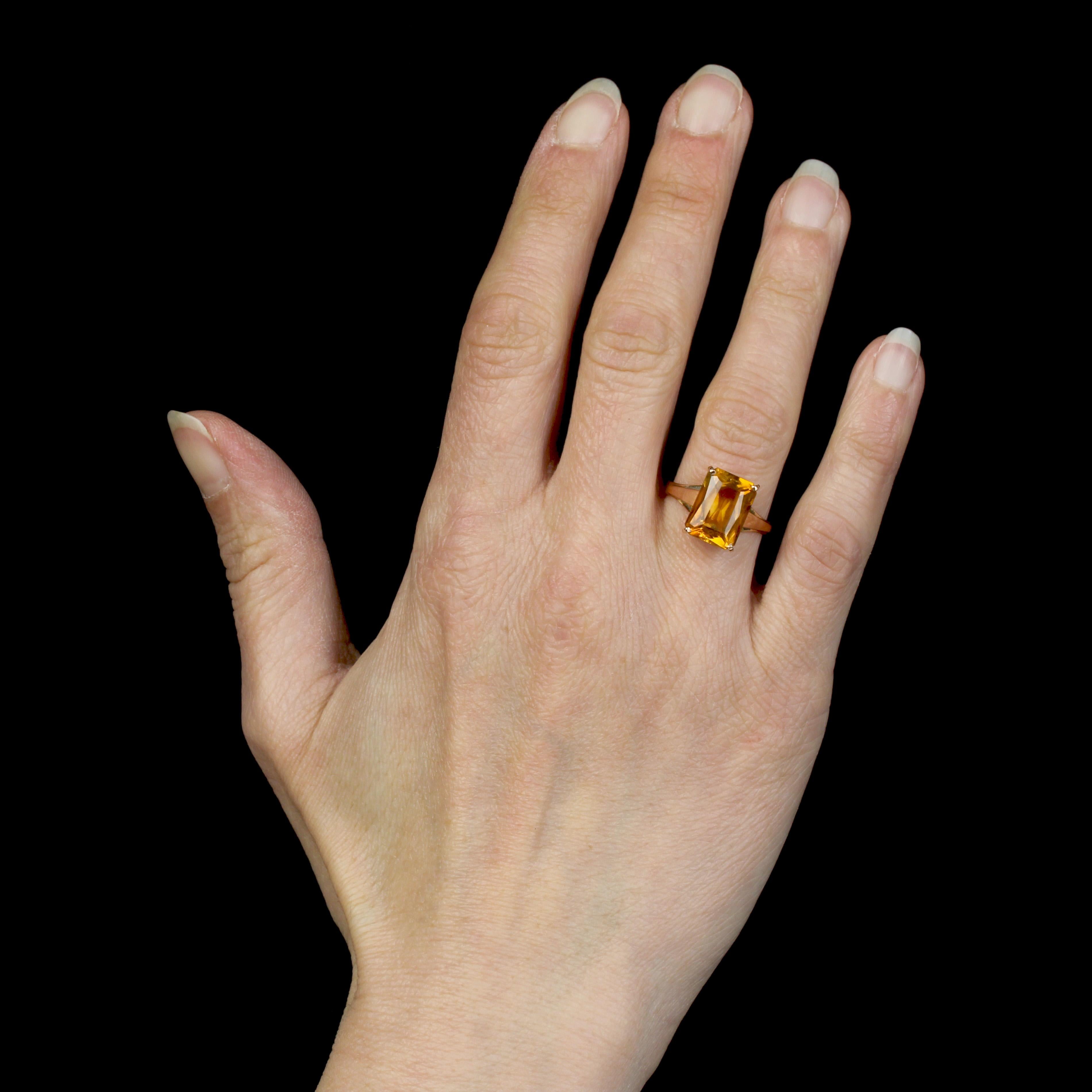Anillo de oro rosa de 18 quilates, sello de cabeza de águila.
Anillo vintage con un citrino tallado en grados sujeto por 4 garras. Dos hojas de oro acompañan a la piedra a ambos lados.
Peso del citrino : 3.90 quilates aproximadamente.
Altura : 11,5