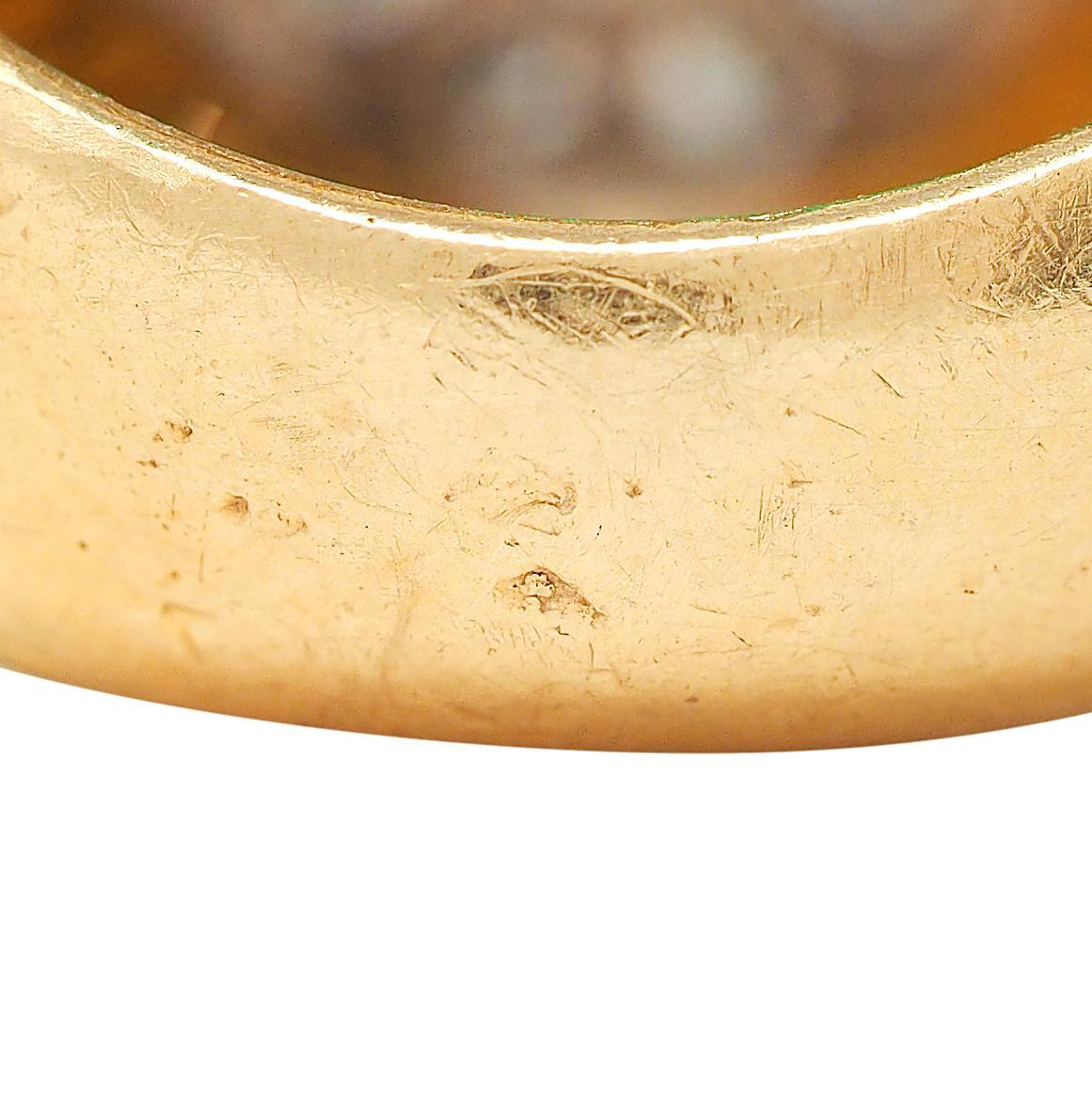 Bague bombée en or jaune 18 carats avec émeraude colombienne et diamant des années 1960 en vente 4