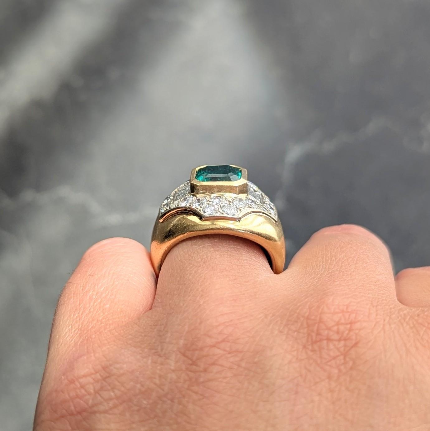 Bague bombée en or jaune 18 carats avec émeraude colombienne et diamant des années 1960 en vente 5