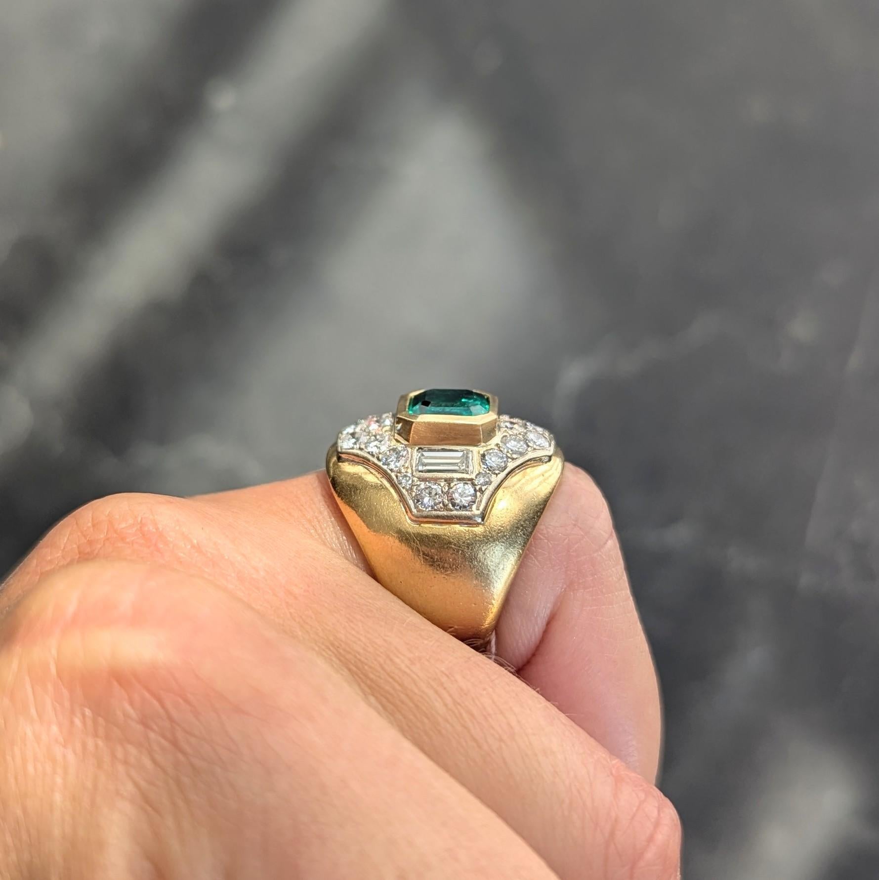 Bague bombée en or jaune 18 carats avec émeraude colombienne et diamant des années 1960 en vente 6